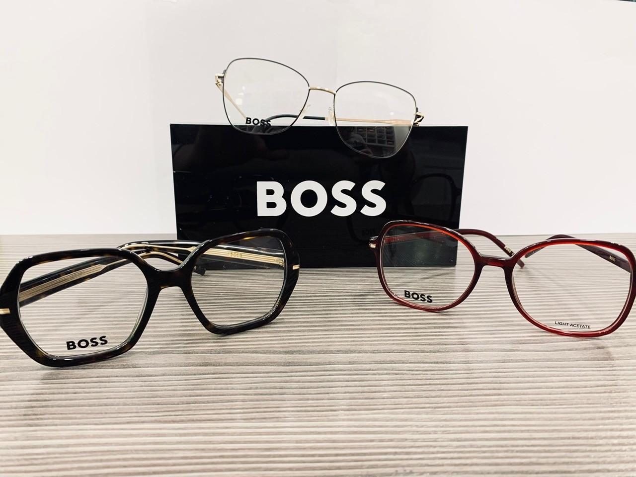 𝑨𝒍𝒐𝒓𝒔 𝒄'𝒆𝒔𝒕 𝒒𝒖𝒊 𝒍𝒂 𝑩𝑶𝑺𝑺 𝒎𝒂𝒊𝒏𝒕𝒆𝒏𝒂𝒏𝒕 !? C'est 𝑽𝑶𝑼𝑺 !!
👓Les lunettes de la marque BOSS : pour les hommes, mais aussi pour les femmes! Assumez une monture de caractère avec cette collection aux formes audacieuses, aux teintes intemporelles et aux reflets métalliques.
En exclusivité dans votre boutique Optique GUTLEBEN de📍Didenheim 😍
Opticien Indépendant