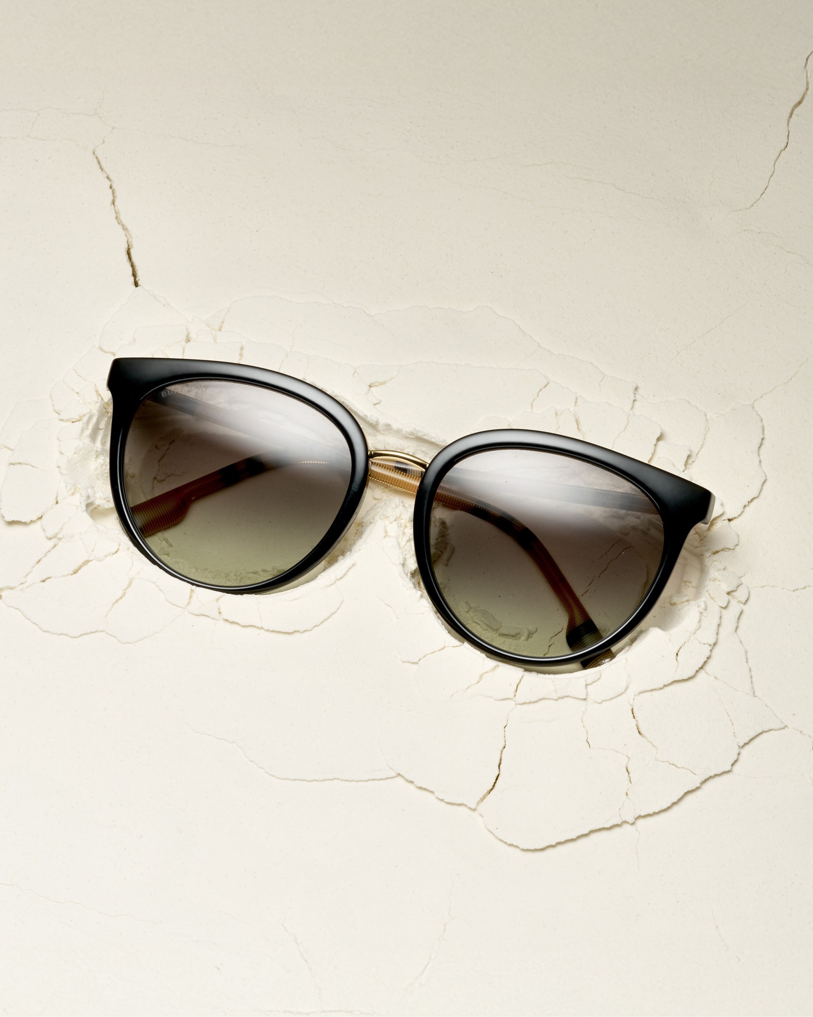 Burberry sunglasses for those who love to stand out with elegance. OUTLY price 149€ / retail price 240€. Try them now in our shops!
#outly #eyewear #Burberry #SeeYouInStore