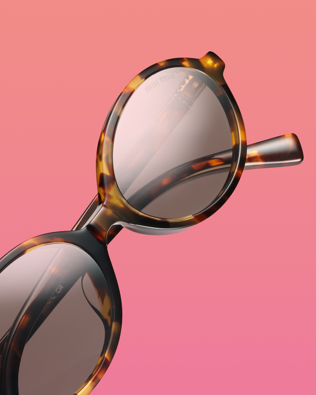 Super trendy Miu Miu sunglasses with a retro charm. OUTLY price 229€ / retail price 350€. Discover them in our stores!
#outly #eyewear #miumiu #SeeYouInStore