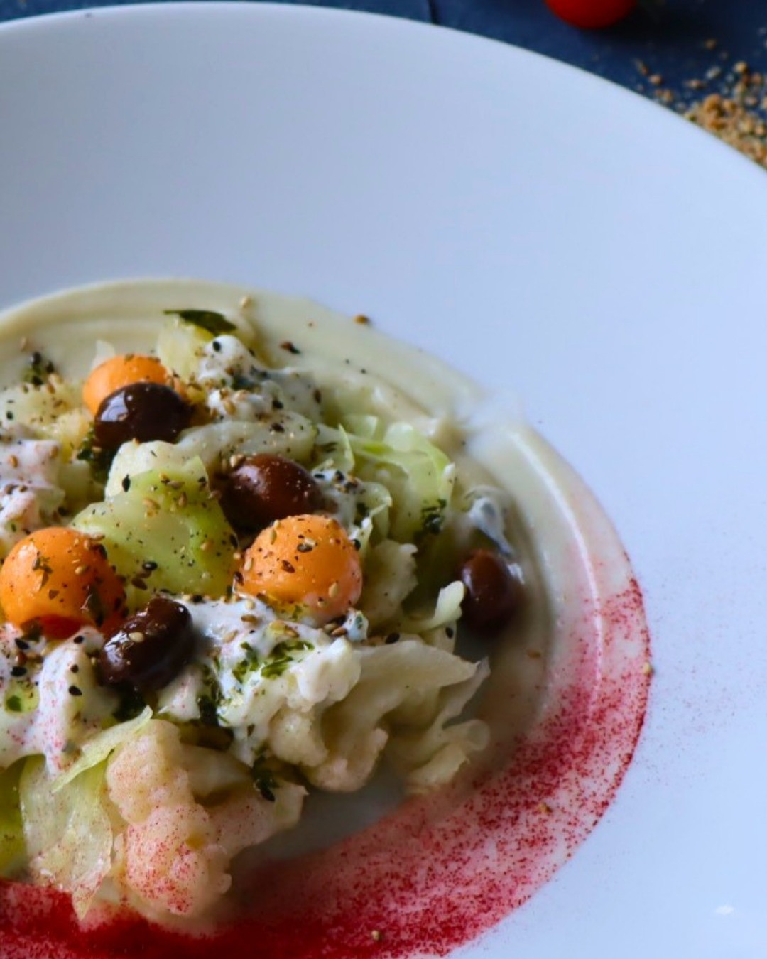 ☀️ Agosto continua. E l’estate è ancora tutta da assaporare.
Colori accesi, verdure di stagione, consistenze fresche e ingredienti biologici: il nostro menù estivo nasce proprio da qui.
Dalla dolcezza della zucca Delica alle crudità, dai cereali ai legumi, fino ai profumi del basilico, dei pomodorini e delle erbe aromatiche.
Piatti diversi, uniti dalla stessa idea: seguire la stagione e lasciare che siano gli ingredienti a raccontarla. 🌿
C’è ancora tempo per scoprire — o riscoprire — il nostro menù di agosto.
☀️ Siamo aperti dal mercoledì al sabato.
Chiusura estiva: domenica, lunedì e martedì.
👉 Ti aspettiamo da Apritisesamo, il ristorante vegetale a Parma
🌿 Cucina vegana & biologica
📍 Piazza Rastelli 5/A, Parma