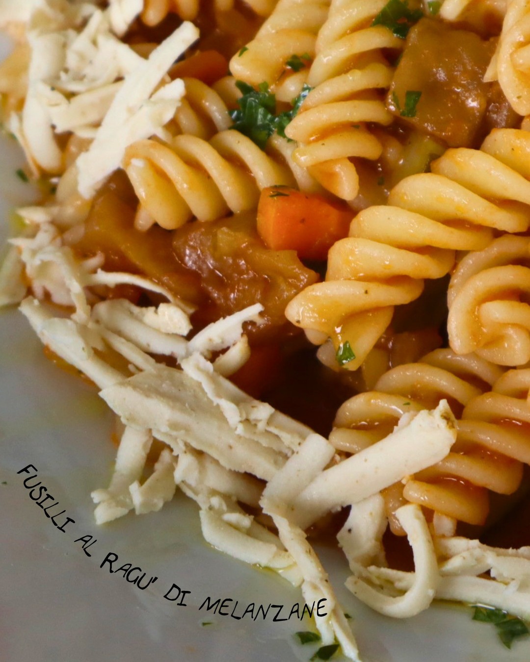🌾 Settembre nel piatto, un ingrediente alla volta.
I primi del nuovo menù seguono il passaggio tra due stagioni.
Il farro perlato in insalata incontra le verdure di stagione e i semi di zucca: fresco, semplice e ricco di consistenze.
I fusilli di grano si vestono di un ragù completamente vegetale a base di melanzane, completato dalla nostra caciotta vegana della casa.
E poi la quinoa con crema di zucca e fagioli Azuki, un piatto morbido e delicato che mette insieme ingredienti diversi in un equilibrio tutto da scoprire.
Tre primi. Tre modi differenti di raccontare settembre. 🌿
👉 Ti aspettiamo da Apritisesamo, il ristorante vegetale a Parma
🌿 Cucina vegana & biologica
📍 Piazza Rastelli 5/A, Parma