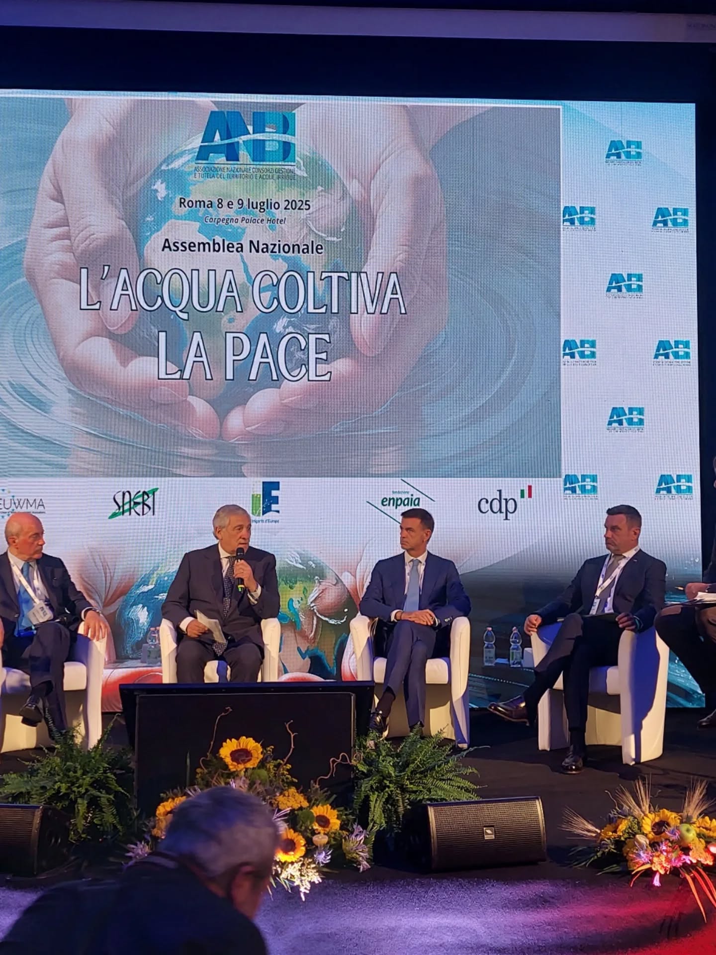 🇮🇹 Alcuni scatti rubati in occasione della annuale Assemblea Nazionale ANBI 2025: L’acqua coltiva la pace💧
🗣️Francesco Vincenzi, Presidente ANBI-Associazione Naz. Consorzi gestione e tutela territorio e acque irr.: “L’acqua oggi non è oggetto di pace, ma di conflitti. È una straordinaria risorsa, ma va gestita in modo corretto. Viviamo in un Paese drammaticamente vulnerabile dal punto di vista meteoclimatico. Come ANBI possiamo dare risposte importanti al Paese come la gestione della risorsa idrica in un contesto di sostenibilità. Questa sfida la si vince insieme, affrontandola con resilienza, contrastando lo spopolamento, anche grazie ad agricoltura ed ambiente, perché acqua è anche biodiversità”.
🗣️Massimo Gargano, Direttore Anbi: “Le conseguenze della crisi climatica sono ormai un problema di giustizia sociale, ambientale, economica, perfino antropologica, perché a sopportare i danni sono le categorie più fragili. Il Piano Bacini Idrici Multifunzionali è una proposta per offrire nuove opportunità alle Aree Interne, che sono parte importante del nostro Paese e non possono essere considerate malati terminali”.
🤝 Nel corso della due giorni, insieme ai vertici Anbi, anche il Vicepremier e Ministro degli Esteri Tajani, il Ministro dell’Agricoltura Lollobrigida e il Ministro dei Trasporti Salvini (con un videomessaggio).
