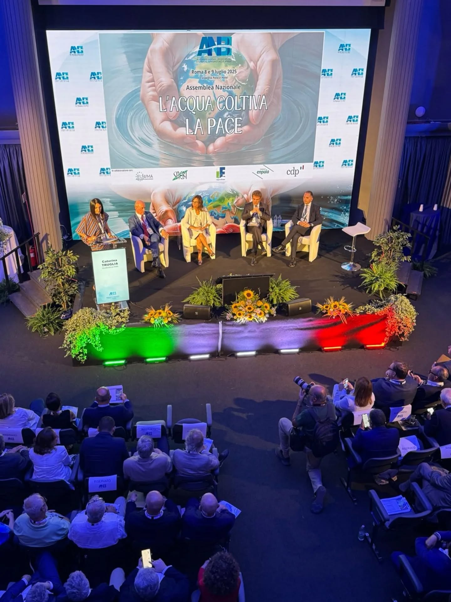 🇮🇹 Alcuni scatti rubati in occasione della annuale Assemblea Nazionale ANBI 2025: L’acqua coltiva la pace💧
🗣️Francesco Vincenzi, Presidente ANBI-Associazione Naz. Consorzi gestione e tutela territorio e acque irr.: “L’acqua oggi non è oggetto di pace, ma di conflitti. È una straordinaria risorsa, ma va gestita in modo corretto. Viviamo in un Paese drammaticamente vulnerabile dal punto di vista meteoclimatico. Come ANBI possiamo dare risposte importanti al Paese come la gestione della risorsa idrica in un contesto di sostenibilità. Questa sfida la si vince insieme, affrontandola con resilienza, contrastando lo spopolamento, anche grazie ad agricoltura ed ambiente, perché acqua è anche biodiversità”.
🗣️Massimo Gargano, Direttore Anbi: “Le conseguenze della crisi climatica sono ormai un problema di giustizia sociale, ambientale, economica, perfino antropologica, perché a sopportare i danni sono le categorie più fragili. Il Piano Bacini Idrici Multifunzionali è una proposta per offrire nuove opportunità alle Aree Interne, che sono parte importante del nostro Paese e non possono essere considerate malati terminali”.
🤝 Nel corso della due giorni, insieme ai vertici Anbi, anche il Vicepremier e Ministro degli Esteri Tajani, il Ministro dell’Agricoltura Lollobrigida e il Ministro dei Trasporti Salvini (con un videomessaggio).
