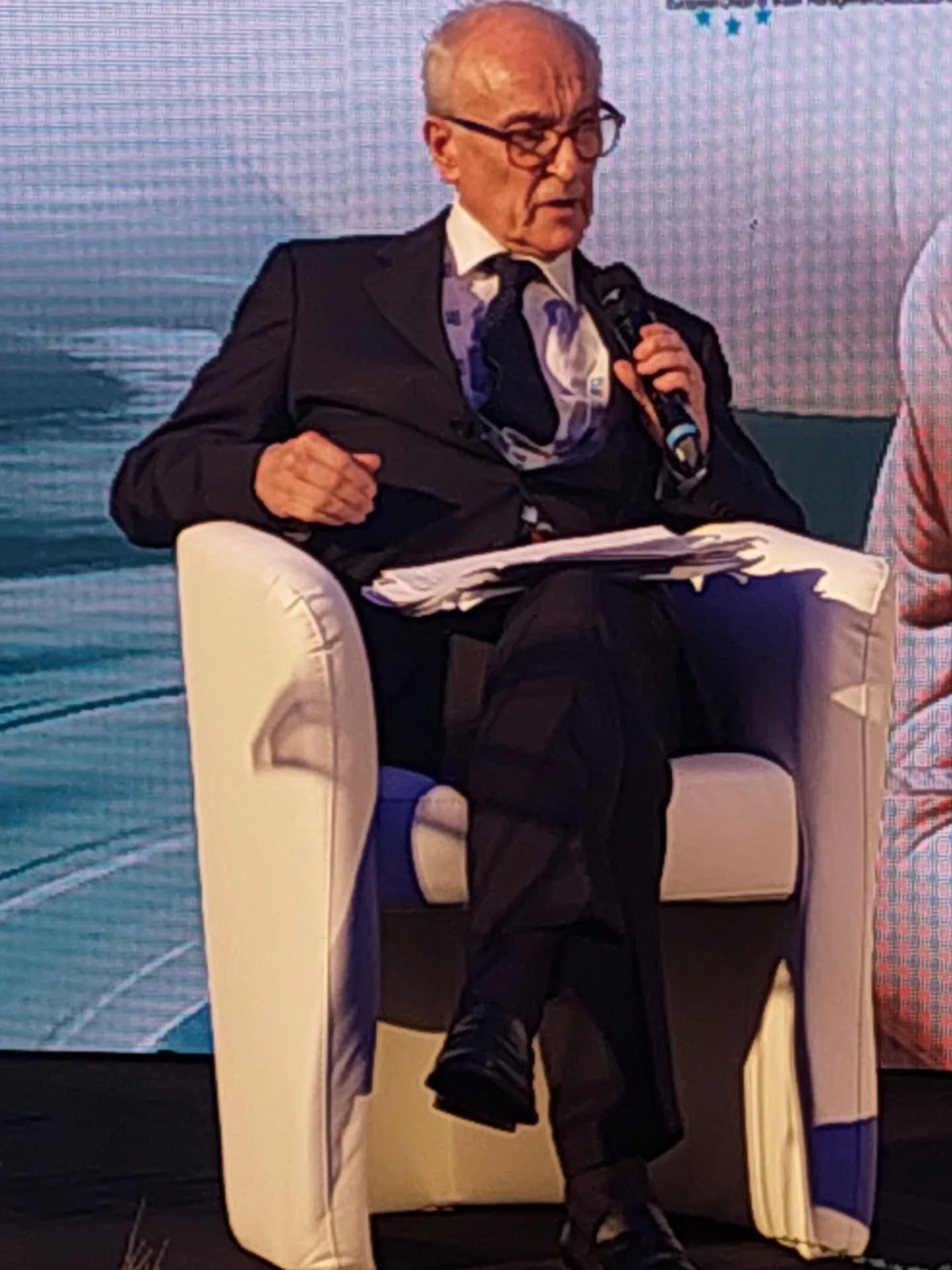 🇮🇹 Alcuni scatti rubati in occasione della annuale Assemblea Nazionale ANBI 2025: L’acqua coltiva la pace💧
🗣️Francesco Vincenzi, Presidente ANBI-Associazione Naz. Consorzi gestione e tutela territorio e acque irr.: “L’acqua oggi non è oggetto di pace, ma di conflitti. È una straordinaria risorsa, ma va gestita in modo corretto. Viviamo in un Paese drammaticamente vulnerabile dal punto di vista meteoclimatico. Come ANBI possiamo dare risposte importanti al Paese come la gestione della risorsa idrica in un contesto di sostenibilità. Questa sfida la si vince insieme, affrontandola con resilienza, contrastando lo spopolamento, anche grazie ad agricoltura ed ambiente, perché acqua è anche biodiversità”.
🗣️Massimo Gargano, Direttore Anbi: “Le conseguenze della crisi climatica sono ormai un problema di giustizia sociale, ambientale, economica, perfino antropologica, perché a sopportare i danni sono le categorie più fragili. Il Piano Bacini Idrici Multifunzionali è una proposta per offrire nuove opportunità alle Aree Interne, che sono parte importante del nostro Paese e non possono essere considerate malati terminali”.
🤝 Nel corso della due giorni, insieme ai vertici Anbi, anche il Vicepremier e Ministro degli Esteri Tajani, il Ministro dell’Agricoltura Lollobrigida e il Ministro dei Trasporti Salvini (con un videomessaggio).