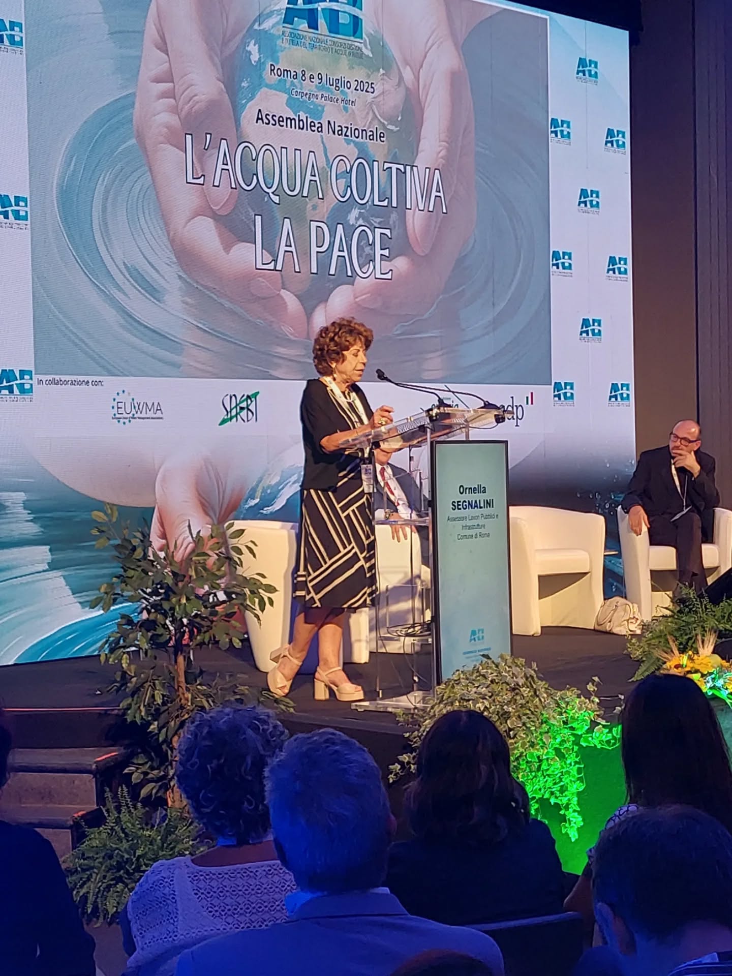 🇮🇹 Alcuni scatti rubati in occasione della annuale Assemblea Nazionale ANBI 2025: L’acqua coltiva la pace💧
🗣️Francesco Vincenzi, Presidente ANBI-Associazione Naz. Consorzi gestione e tutela territorio e acque irr.: “L’acqua oggi non è oggetto di pace, ma di conflitti. È una straordinaria risorsa, ma va gestita in modo corretto. Viviamo in un Paese drammaticamente vulnerabile dal punto di vista meteoclimatico. Come ANBI possiamo dare risposte importanti al Paese come la gestione della risorsa idrica in un contesto di sostenibilità. Questa sfida la si vince insieme, affrontandola con resilienza, contrastando lo spopolamento, anche grazie ad agricoltura ed ambiente, perché acqua è anche biodiversità”.
🗣️Massimo Gargano, Direttore Anbi: “Le conseguenze della crisi climatica sono ormai un problema di giustizia sociale, ambientale, economica, perfino antropologica, perché a sopportare i danni sono le categorie più fragili. Il Piano Bacini Idrici Multifunzionali è una proposta per offrire nuove opportunità alle Aree Interne, che sono parte importante del nostro Paese e non possono essere considerate malati terminali”.
🤝 Nel corso della due giorni, insieme ai vertici Anbi, anche il Vicepremier e Ministro degli Esteri Tajani, il Ministro dell’Agricoltura Lollobrigida e il Ministro dei Trasporti Salvini (con un videomessaggio).