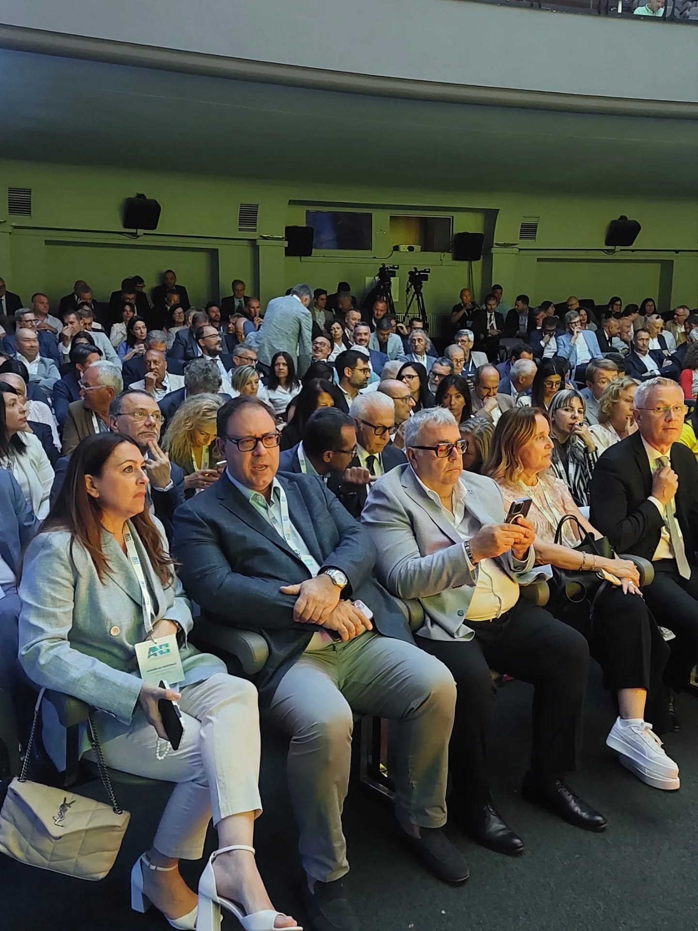 🇮🇹 Alcuni scatti rubati in occasione della annuale Assemblea Nazionale ANBI 2025: L’acqua coltiva la pace💧
🗣️Francesco Vincenzi, Presidente ANBI-Associazione Naz. Consorzi gestione e tutela territorio e acque irr.: “L’acqua oggi non è oggetto di pace, ma di conflitti. È una straordinaria risorsa, ma va gestita in modo corretto. Viviamo in un Paese drammaticamente vulnerabile dal punto di vista meteoclimatico. Come ANBI possiamo dare risposte importanti al Paese come la gestione della risorsa idrica in un contesto di sostenibilità. Questa sfida la si vince insieme, affrontandola con resilienza, contrastando lo spopolamento, anche grazie ad agricoltura ed ambiente, perché acqua è anche biodiversità”.
🗣️Massimo Gargano, Direttore Anbi: “Le conseguenze della crisi climatica sono ormai un problema di giustizia sociale, ambientale, economica, perfino antropologica, perché a sopportare i danni sono le categorie più fragili. Il Piano Bacini Idrici Multifunzionali è una proposta per offrire nuove opportunità alle Aree Interne, che sono parte importante del nostro Paese e non possono essere considerate malati terminali”.
🤝 Nel corso della due giorni, insieme ai vertici Anbi, anche il Vicepremier e Ministro degli Esteri Tajani, il Ministro dell’Agricoltura Lollobrigida e il Ministro dei Trasporti Salvini (con un videomessaggio).