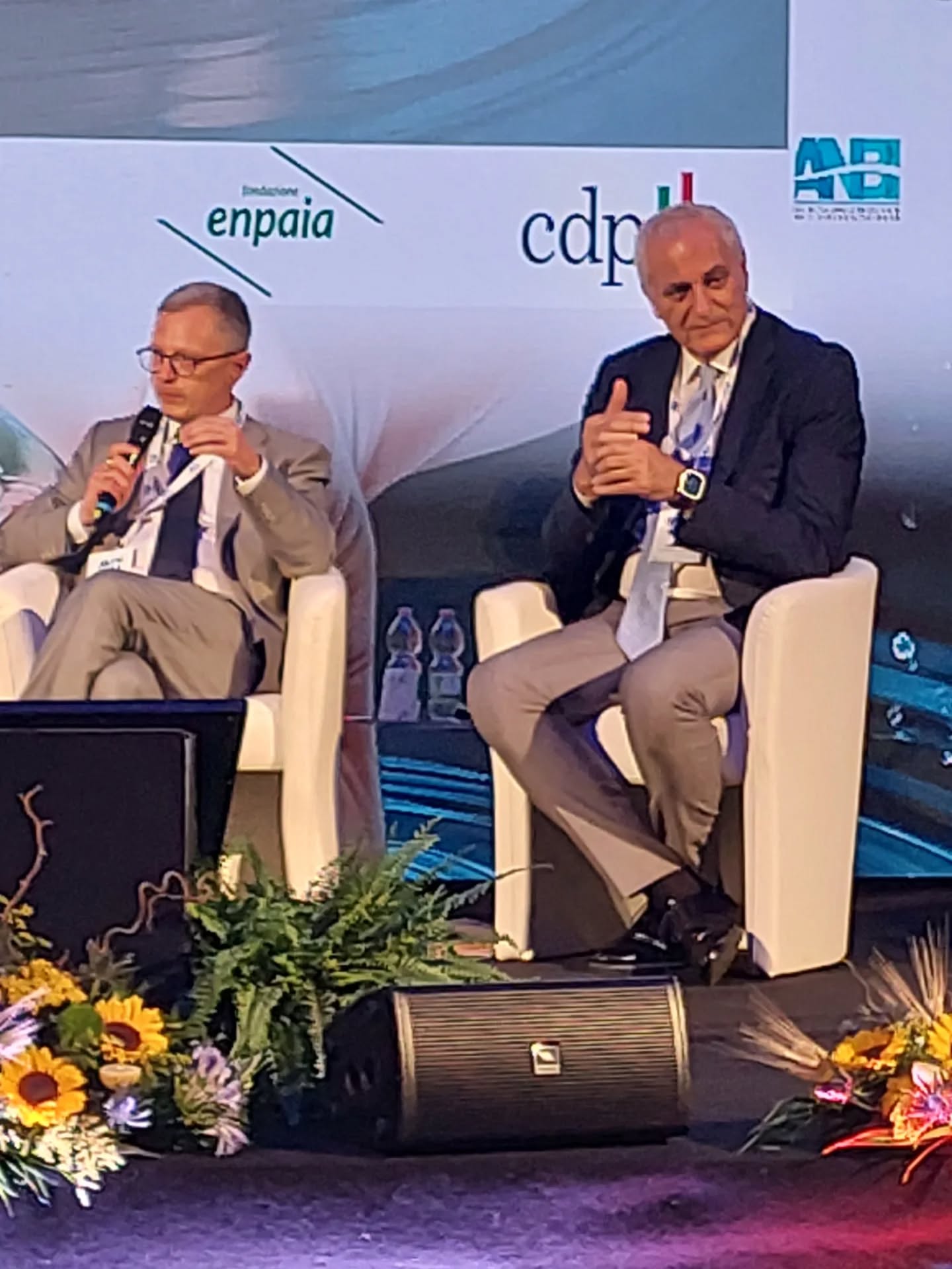 🇮🇹 Alcuni scatti rubati in occasione della annuale Assemblea Nazionale ANBI 2025: L’acqua coltiva la pace💧
🗣️Francesco Vincenzi, Presidente ANBI-Associazione Naz. Consorzi gestione e tutela territorio e acque irr.: “L’acqua oggi non è oggetto di pace, ma di conflitti. È una straordinaria risorsa, ma va gestita in modo corretto. Viviamo in un Paese drammaticamente vulnerabile dal punto di vista meteoclimatico. Come ANBI possiamo dare risposte importanti al Paese come la gestione della risorsa idrica in un contesto di sostenibilità. Questa sfida la si vince insieme, affrontandola con resilienza, contrastando lo spopolamento, anche grazie ad agricoltura ed ambiente, perché acqua è anche biodiversità”.
🗣️Massimo Gargano, Direttore Anbi: “Le conseguenze della crisi climatica sono ormai un problema di giustizia sociale, ambientale, economica, perfino antropologica, perché a sopportare i danni sono le categorie più fragili. Il Piano Bacini Idrici Multifunzionali è una proposta per offrire nuove opportunità alle Aree Interne, che sono parte importante del nostro Paese e non possono essere considerate malati terminali”.
🤝 Nel corso della due giorni, insieme ai vertici Anbi, anche il Vicepremier e Ministro degli Esteri Tajani, il Ministro dell’Agricoltura Lollobrigida e il Ministro dei Trasporti Salvini (con un videomessaggio).