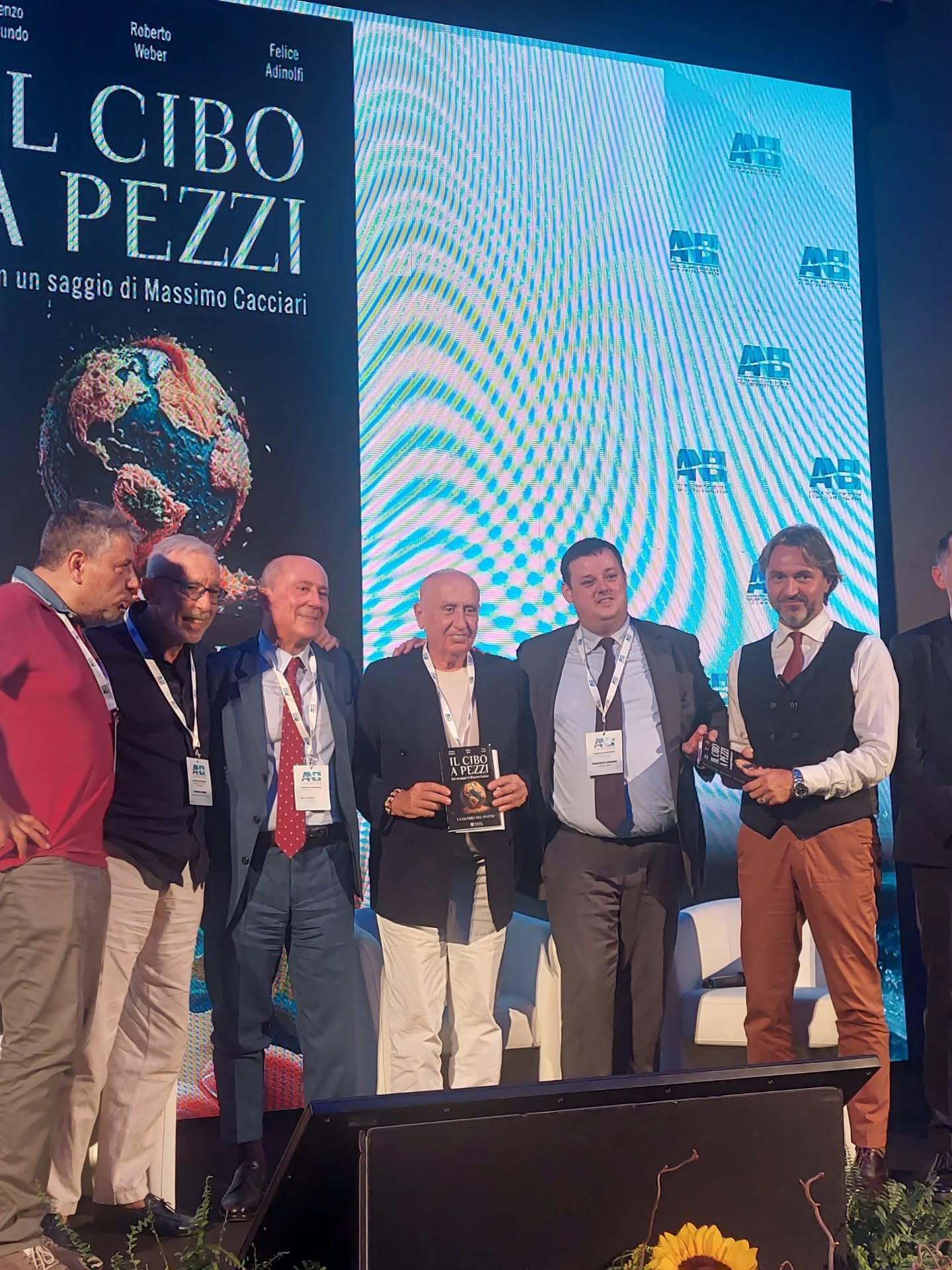 🇮🇹 Alcuni scatti rubati in occasione della annuale Assemblea Nazionale ANBI 2025: L’acqua coltiva la pace💧
🗣️Francesco Vincenzi, Presidente ANBI-Associazione Naz. Consorzi gestione e tutela territorio e acque irr.: “L’acqua oggi non è oggetto di pace, ma di conflitti. È una straordinaria risorsa, ma va gestita in modo corretto. Viviamo in un Paese drammaticamente vulnerabile dal punto di vista meteoclimatico. Come ANBI possiamo dare risposte importanti al Paese come la gestione della risorsa idrica in un contesto di sostenibilità. Questa sfida la si vince insieme, affrontandola con resilienza, contrastando lo spopolamento, anche grazie ad agricoltura ed ambiente, perché acqua è anche biodiversità”.
🗣️Massimo Gargano, Direttore Anbi: “Le conseguenze della crisi climatica sono ormai un problema di giustizia sociale, ambientale, economica, perfino antropologica, perché a sopportare i danni sono le categorie più fragili. Il Piano Bacini Idrici Multifunzionali è una proposta per offrire nuove opportunità alle Aree Interne, che sono parte importante del nostro Paese e non possono essere considerate malati terminali”.
🤝 Nel corso della due giorni, insieme ai vertici Anbi, anche il Vicepremier e Ministro degli Esteri Tajani, il Ministro dell’Agricoltura Lollobrigida e il Ministro dei Trasporti Salvini (con un videomessaggio).