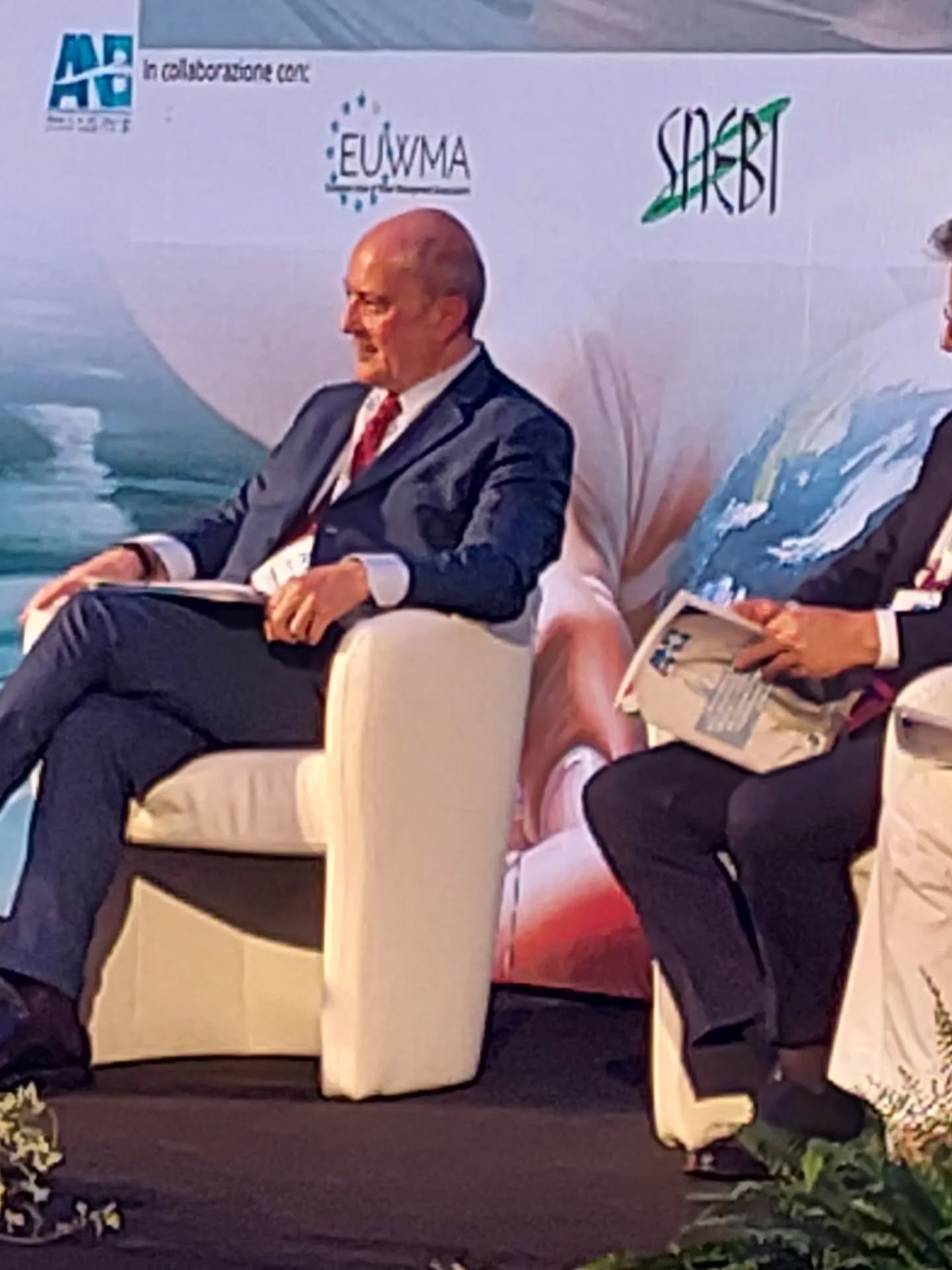 🇮🇹 Alcuni scatti rubati in occasione della annuale Assemblea Nazionale ANBI 2025: L’acqua coltiva la pace💧
🗣️Francesco Vincenzi, Presidente ANBI-Associazione Naz. Consorzi gestione e tutela territorio e acque irr.: “L’acqua oggi non è oggetto di pace, ma di conflitti. È una straordinaria risorsa, ma va gestita in modo corretto. Viviamo in un Paese drammaticamente vulnerabile dal punto di vista meteoclimatico. Come ANBI possiamo dare risposte importanti al Paese come la gestione della risorsa idrica in un contesto di sostenibilità. Questa sfida la si vince insieme, affrontandola con resilienza, contrastando lo spopolamento, anche grazie ad agricoltura ed ambiente, perché acqua è anche biodiversità”.
🗣️Massimo Gargano, Direttore Anbi: “Le conseguenze della crisi climatica sono ormai un problema di giustizia sociale, ambientale, economica, perfino antropologica, perché a sopportare i danni sono le categorie più fragili. Il Piano Bacini Idrici Multifunzionali è una proposta per offrire nuove opportunità alle Aree Interne, che sono parte importante del nostro Paese e non possono essere considerate malati terminali”.
🤝 Nel corso della due giorni, insieme ai vertici Anbi, anche il Vicepremier e Ministro degli Esteri Tajani, il Ministro dell’Agricoltura Lollobrigida e il Ministro dei Trasporti Salvini (con un videomessaggio).