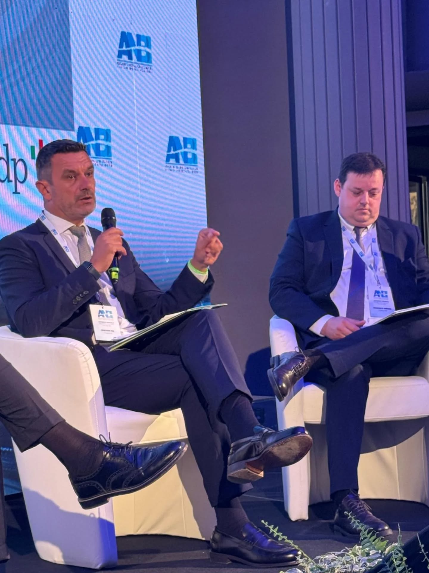 🇮🇹 Alcuni scatti rubati in occasione della annuale Assemblea Nazionale ANBI 2025: L’acqua coltiva la pace💧
🗣️Francesco Vincenzi, Presidente ANBI-Associazione Naz. Consorzi gestione e tutela territorio e acque irr.: “L’acqua oggi non è oggetto di pace, ma di conflitti. È una straordinaria risorsa, ma va gestita in modo corretto. Viviamo in un Paese drammaticamente vulnerabile dal punto di vista meteoclimatico. Come ANBI possiamo dare risposte importanti al Paese come la gestione della risorsa idrica in un contesto di sostenibilità. Questa sfida la si vince insieme, affrontandola con resilienza, contrastando lo spopolamento, anche grazie ad agricoltura ed ambiente, perché acqua è anche biodiversità”.
🗣️Massimo Gargano, Direttore Anbi: “Le conseguenze della crisi climatica sono ormai un problema di giustizia sociale, ambientale, economica, perfino antropologica, perché a sopportare i danni sono le categorie più fragili. Il Piano Bacini Idrici Multifunzionali è una proposta per offrire nuove opportunità alle Aree Interne, che sono parte importante del nostro Paese e non possono essere considerate malati terminali”.
🤝 Nel corso della due giorni, insieme ai vertici Anbi, anche il Vicepremier e Ministro degli Esteri Tajani, il Ministro dell’Agricoltura Lollobrigida e il Ministro dei Trasporti Salvini (con un videomessaggio).