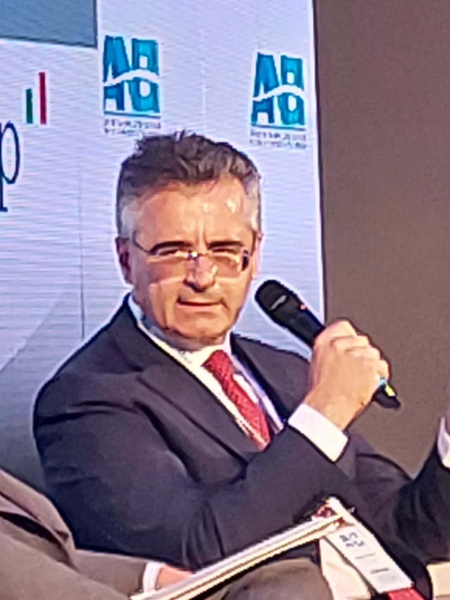 🇮🇹 Alcuni scatti rubati in occasione della annuale Assemblea Nazionale ANBI 2025: L’acqua coltiva la pace💧
🗣️Francesco Vincenzi, Presidente ANBI-Associazione Naz. Consorzi gestione e tutela territorio e acque irr.: “L’acqua oggi non è oggetto di pace, ma di conflitti. È una straordinaria risorsa, ma va gestita in modo corretto. Viviamo in un Paese drammaticamente vulnerabile dal punto di vista meteoclimatico. Come ANBI possiamo dare risposte importanti al Paese come la gestione della risorsa idrica in un contesto di sostenibilità. Questa sfida la si vince insieme, affrontandola con resilienza, contrastando lo spopolamento, anche grazie ad agricoltura ed ambiente, perché acqua è anche biodiversità”.
🗣️Massimo Gargano, Direttore Anbi: “Le conseguenze della crisi climatica sono ormai un problema di giustizia sociale, ambientale, economica, perfino antropologica, perché a sopportare i danni sono le categorie più fragili. Il Piano Bacini Idrici Multifunzionali è una proposta per offrire nuove opportunità alle Aree Interne, che sono parte importante del nostro Paese e non possono essere considerate malati terminali”.
🤝 Nel corso della due giorni, insieme ai vertici Anbi, anche il Vicepremier e Ministro degli Esteri Tajani, il Ministro dell’Agricoltura Lollobrigida e il Ministro dei Trasporti Salvini (con un videomessaggio).