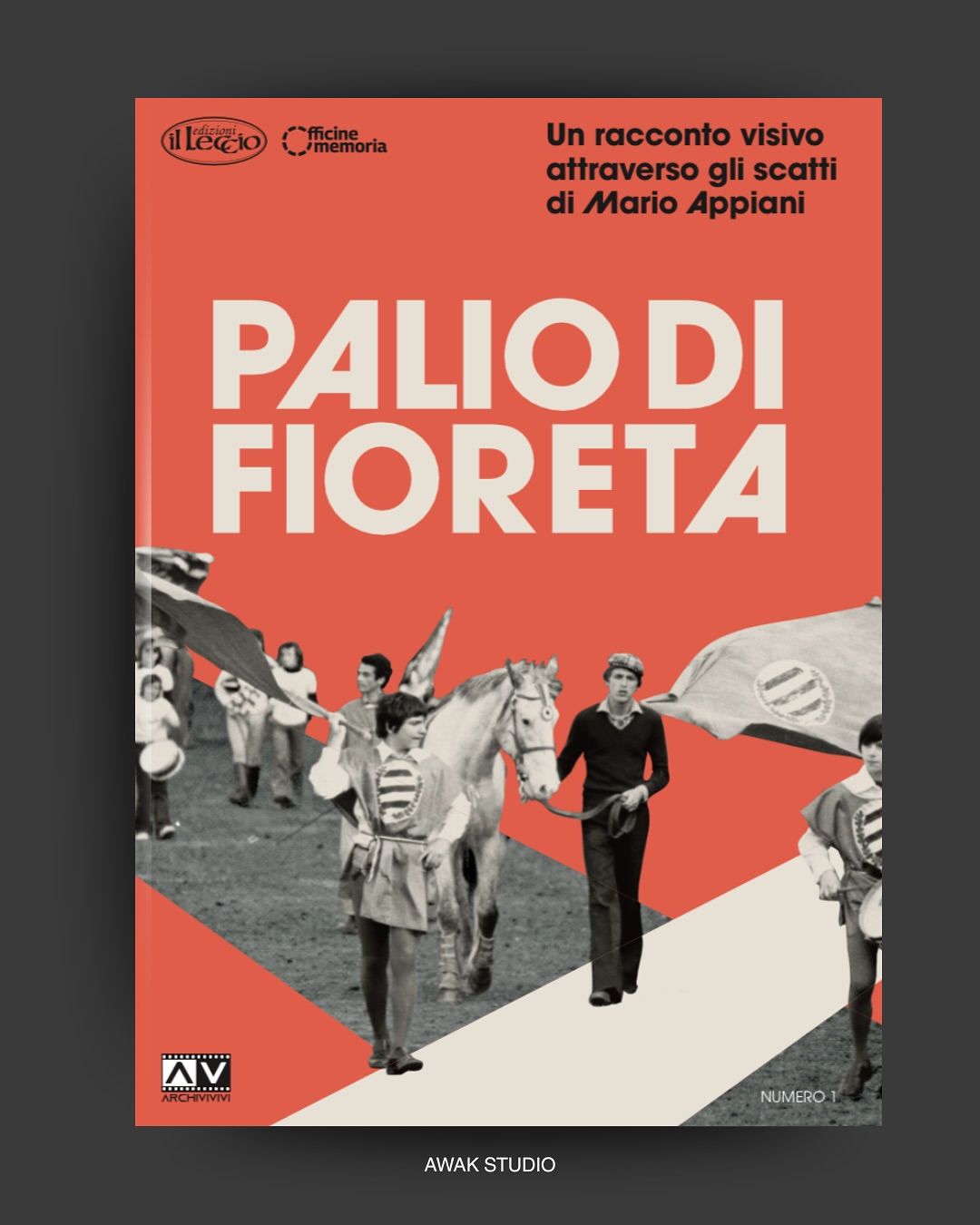 Presentiamo “Il Palio di Fioreta”, primo volume della collana ARCHIVIVIVI, nato dalla collaborazione fra Edizioni Il Leccio e Officine della Memoria.
Il volume raccoglie gli straordinari scatti in bianco e nero del fotografo senese Mario Appiani, tesoro dell’Archivio Officine della Memoria, che ha saputo catturare la spontaneità, la giovinezza e il desiderio di comunità di quei momenti.
All’interno, un video realizzato da Moviement HD, accessibile tramite QR code: i protagonisti di allora ripercorrono quei momenti in un dialogo spontaneo, sincero, carico di emozione e nostalgia.
Crediti
Archivio fotografico
OFFICINE DELLA MEMORIA @officine_memoria
Pubblicazione a cura di
ARCHIVIVIVI
Ed. IL LECCIO
Progetto grafico e impaginazione
AWAK STUDIO @awakstudio
in collaborazione con
MOVIEMENT HD @moviementhd