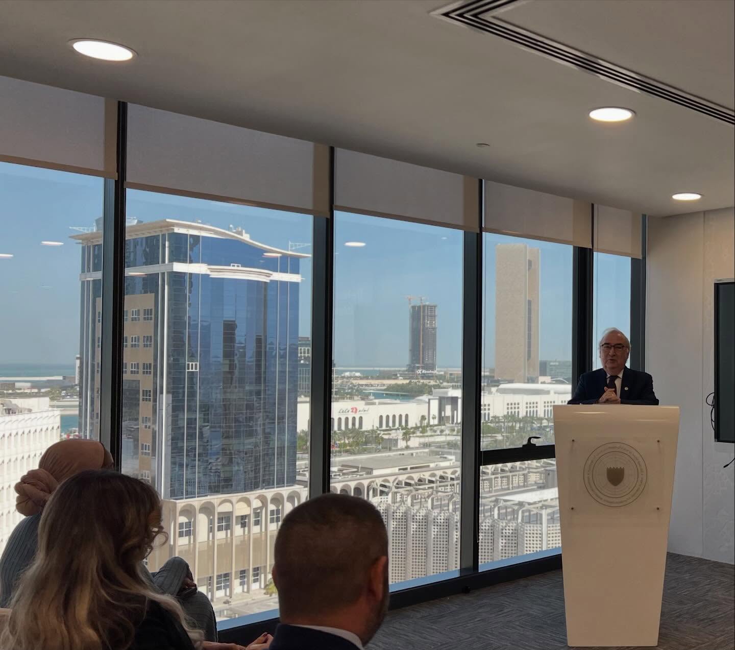  نظمت أكاديمية محمد بن مبارك آل خليفة للدراسات الدبلوماسية اليوم جلسة بعنوان "النظام الدولي الجديد: التعددية والتعاون"، قدمها الأستاذ الدكتور فرانسيسكو روخاس أرافينا، رئيس جامعة السلام، بحضور عدد من منتسبي وزارة الخارجية.
MBMA organized today a session on "The New International System: Multilateralism and Cooperation", delivered by Prof. Francisco Rojas Aravena, Rector of the University for Peace, with the participation of Ministry staff members.