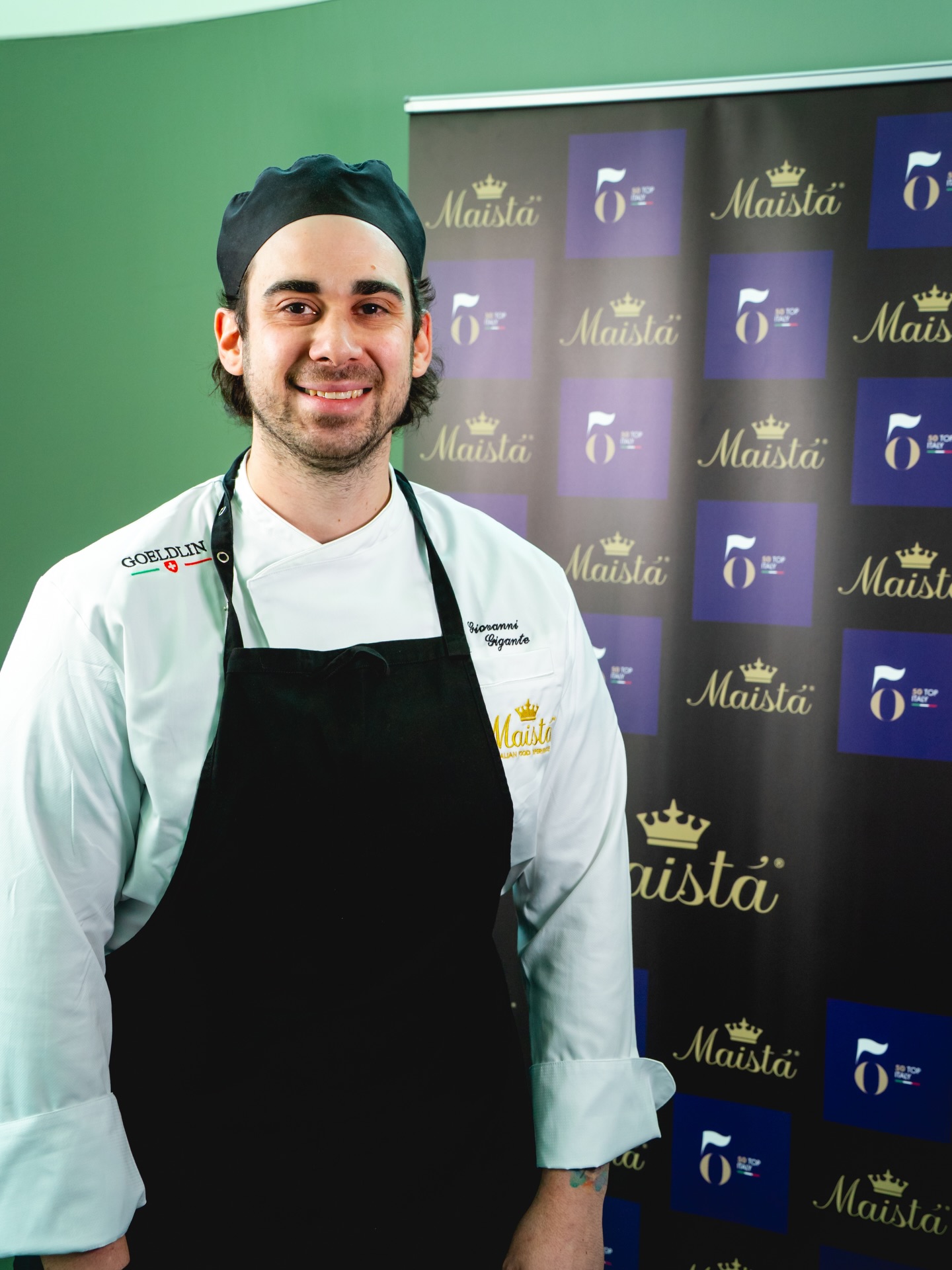 ✨ Non è solo la vittoria di @lucagiacchettii, è un segnale.
Il futuro della cucina italiana in Svizzera parla giovane, parla talento, parla passione 🇮🇹🇨🇭
Venerdì abbiamo visto idee diventare piatti, mani tremare per l’emozione e occhi brillare davanti alla giuria. Abbiamo visto coraggio, identità, visione.
Complimenti a Luca Giacchetti (@davittorioristorante) per aver conquistato il titolo con “Bella Mbriana” – un piatto che racconta radici, tecnica e carattere.
Ma questa finale è stata molto di più. È stata energia pura. È stata comunità. È stata #ItalianFoodExperience.
Grazie a 50 Top Italy, ai finalisti e a chi continua a credere in una cucina che guarda avanti.
🔥 Il viaggio continua!
#MaistàFood #50TopItaly #ItalianFoodExperience #CucinaItaliana