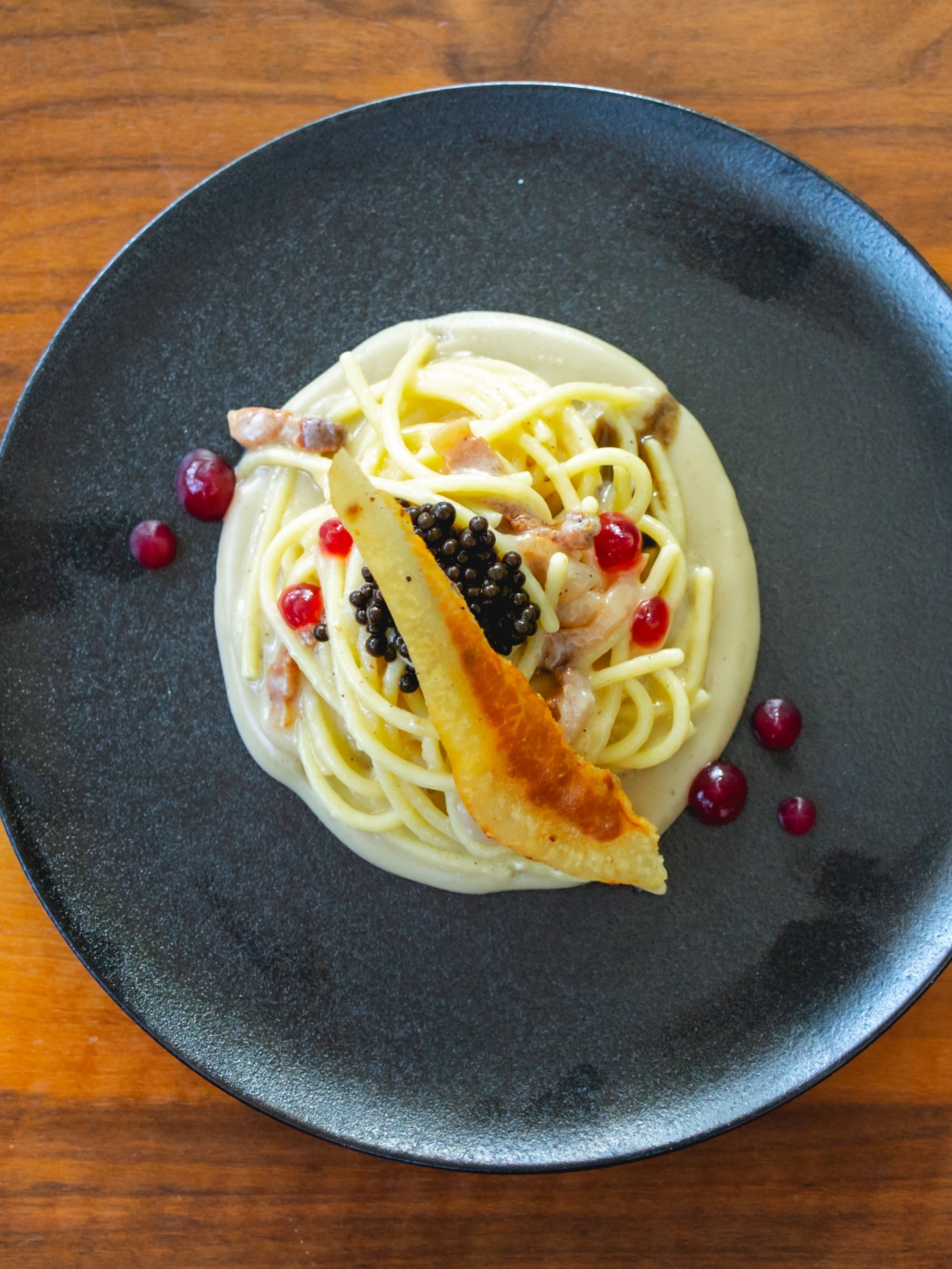 ✨ Non è solo la vittoria di @lucagiacchettii, è un segnale.
Il futuro della cucina italiana in Svizzera parla giovane, parla talento, parla passione 🇮🇹🇨🇭
Venerdì abbiamo visto idee diventare piatti, mani tremare per l’emozione e occhi brillare davanti alla giuria. Abbiamo visto coraggio, identità, visione.
Complimenti a Luca Giacchetti (@davittorioristorante) per aver conquistato il titolo con “Bella Mbriana” – un piatto che racconta radici, tecnica e carattere.
Ma questa finale è stata molto di più. È stata energia pura. È stata comunità. È stata #ItalianFoodExperience.
Grazie a 50 Top Italy, ai finalisti e a chi continua a credere in una cucina che guarda avanti.
🔥 Il viaggio continua!
#MaistàFood #50TopItaly #ItalianFoodExperience #CucinaItaliana