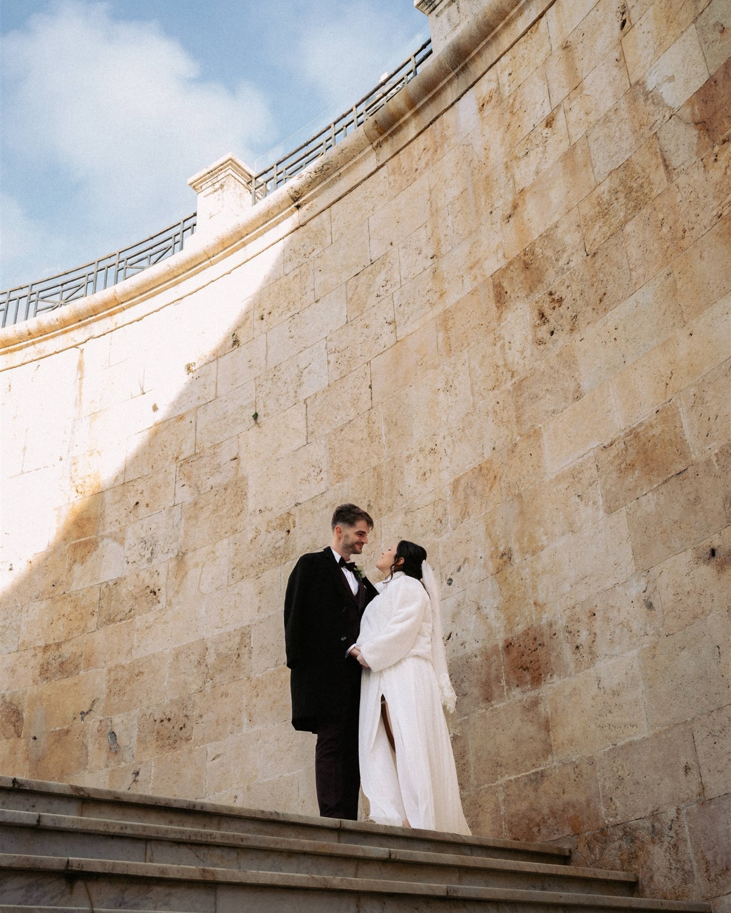 Ci sono matrimoni che restano in modo particolare.
Per l’atmosfera che si crea quando una stagione si chiude.
Questo è stato l’ultimo matrimonio dell’anno.
Un matrimonio d’inverno, diverso da molti altri: luce più bassa, ritmi più calmi, la città che continua a vivere intorno mentre due persone iniziano un nuovo capitolo.
In giornate come questa il mio lavoro è ancora più chiaro.
Osservare, lasciare spazio, accompagnare quando serve.
Guidare senza interrompere il momento, così che ciò che accade resti autentico.
Ogni fotografia nasce da presenza, attenzione, esperienza.
È il risultato di tempo, studio, sensibilità, di un impegno costante verso questo lavoro che amo profondamente.
E forse è proprio per questo che alcuni racconti restano più a lungo.
Fotografo Matrimonio Sardegna
Matrimonio d’inverno
Wedding Storytelling
Wedding in Sardinia
Matrimonio a Cagliari
Winter Wedding Italy