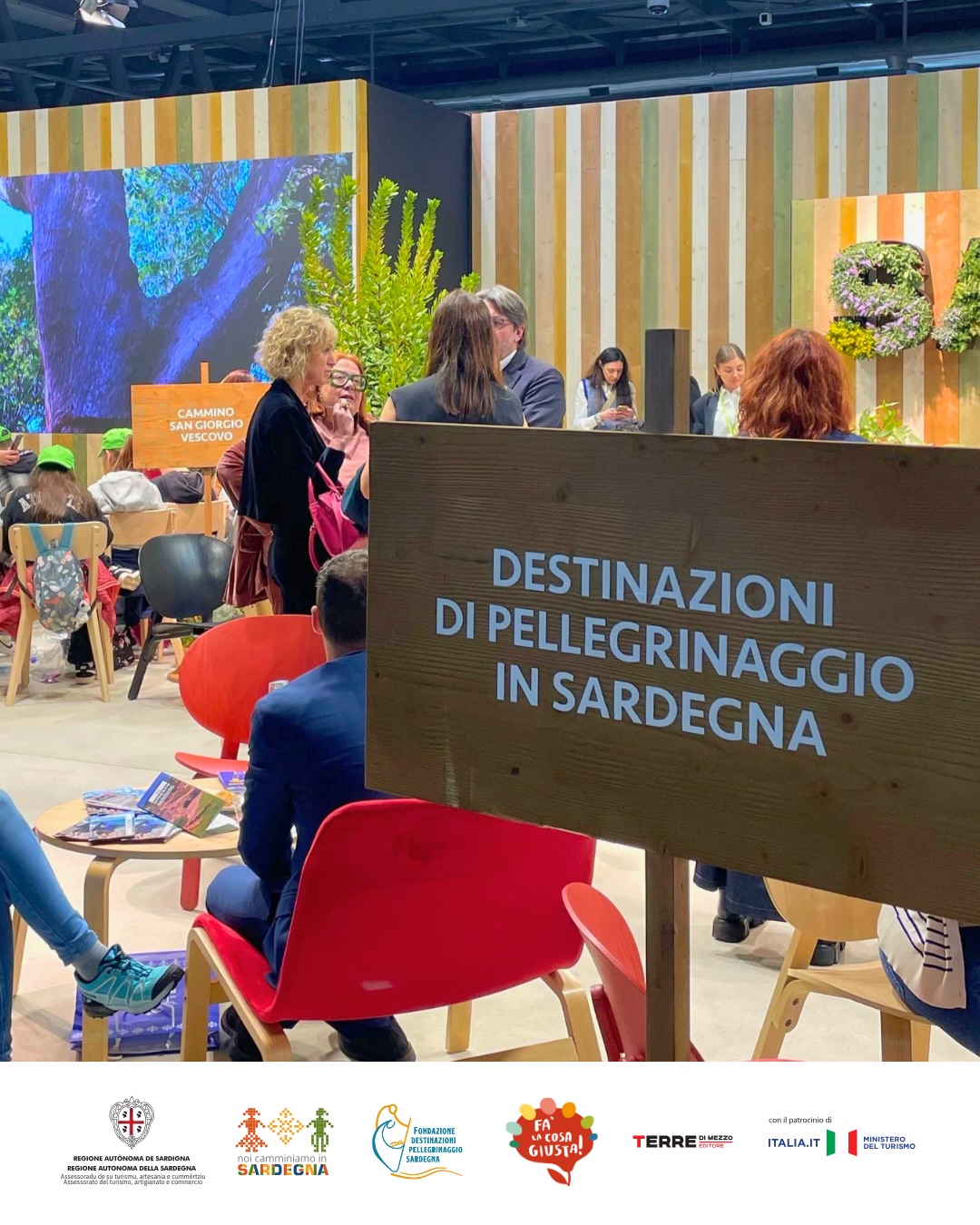 📍Primo giorno a @falacosagiusta_mi negli spazi di Fiera Milano Rho, dove la Fondazione Destinazioni di Pellegrinaggio in Sardegna racconta ai visitatori il volto più autentico dell’isola: quello dei cammini, dei borghi e dei paesaggi attraversati lentamente.
📝 Durante gli incontri di ieri pomeriggio dedicati ai nuovi itinerari della Sardegna ,tra Romanico, stazzi galluresi, il Cammino dei Beati è molto altro, si è parlato di turismo lento, spiritualità, identità dei territori e delle opportunità che i cammini offrono per scoprire l’isola passo dopo passo.
Un momento di confronto e racconto che ha riunito istituzioni, studiosi, amministratori e operatori del settore, offrendo uno sguardo corale sul valore culturale, paesaggistico e umano degli itinerari di pellegrinaggio in Sardegna.
Negli spazi dello stand della Regione Sardegna @visit.sardinia, incontri e dialoghi con camminatori, appassionati e curiosi hanno animato la giornata, tra mappe, guide e storie di viaggio. Un’occasione preziosa per condividere visioni, esperienze e prospettive sul futuro dei cammini e del turismo sostenibile.
Il cammino continua, passo dopo passo. 👣🌿
#Falacosagiusta #DestinazioniDiPellegrinaggio #visitsardegna