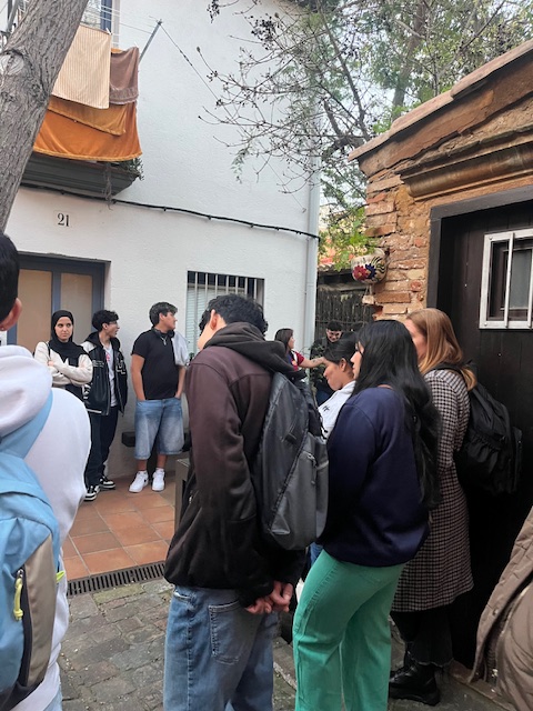 El dijous passat, els grups de català, joves i dones van visitar el casc antic i conèixer les curiositats dels edificis més emblemàtics de la mà de @celhospi 🏙️
Un itinerari molt interessant, ple d’història i cultura de la ciutat 💛