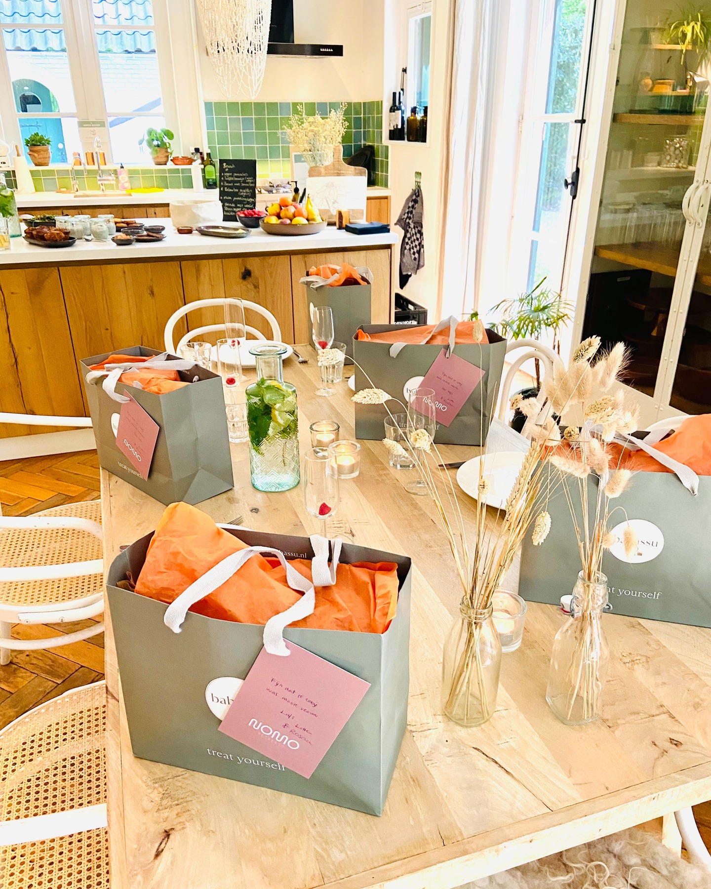 We hebben met NoMo Retreats al een aantal keer een Othersday retreat gegeven. Een retreat vlak voor Moederdag, waarbij we op zondag met elkaar Othersday vierden met een feestelijke brunch en cadeautjes.
Dit jaar hebben we geen retreat rond die datum, maar alsnog mooi om het als een dag voor jezelf te markeren. Dus bij deze: dit jaar is het op 3 mei Othersday!
Want het is belangrijk om jezelf af en toe in het zonnetje te zetten. En focussen op wat voor leuke dingen je kunt regelen voor die dag maakt het misschien confronterende van moederdag wat zachter.
Dus laten we met elkaar bedenken hoe we dat gaan doen!
Welke ideeën heb jij voor jouw Othersday? Waar heb je zin in?