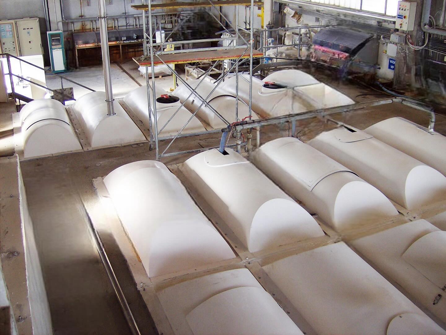 Copertura rettangolare ATP
Installazione copertura con elementi modulari con profilo a botte autoportanti con inserimento di opportuni rinforzi nella parte sottostante della copertura stessa.
Il manto esterno è verniciato con gelcoat.
Contattaci per info
#ecotech #coperture