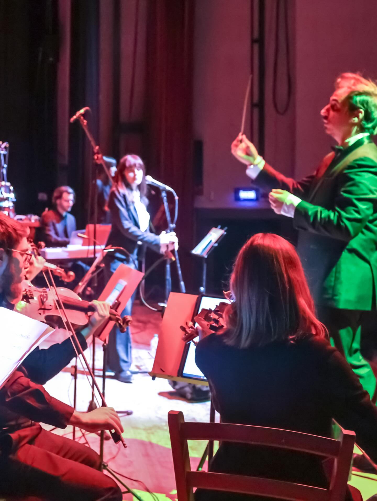 Il 28 Marzo presso il Cinema Teatro Fellini di Rozzano l’orchestra harmonium ha avuto il piacere di accompagnare una giovane e talentuosa cantautrice Giulia Falcone. Fin da giovanissima si è fatta strada nel mondo del canto raggiungendo grandi successi come la sua partecipazione a The Voice France e la produzione di suoi brani inediti. In questa occasione ci ha regalato con la sua voce momenti emozionanti avvolta dallo sfondo musicale dell’orchestra.
Grazie anche al teatro che ha ospitato questo evento.
@giuliafalcone_official @ricchiuti.antonio #❤️🎶