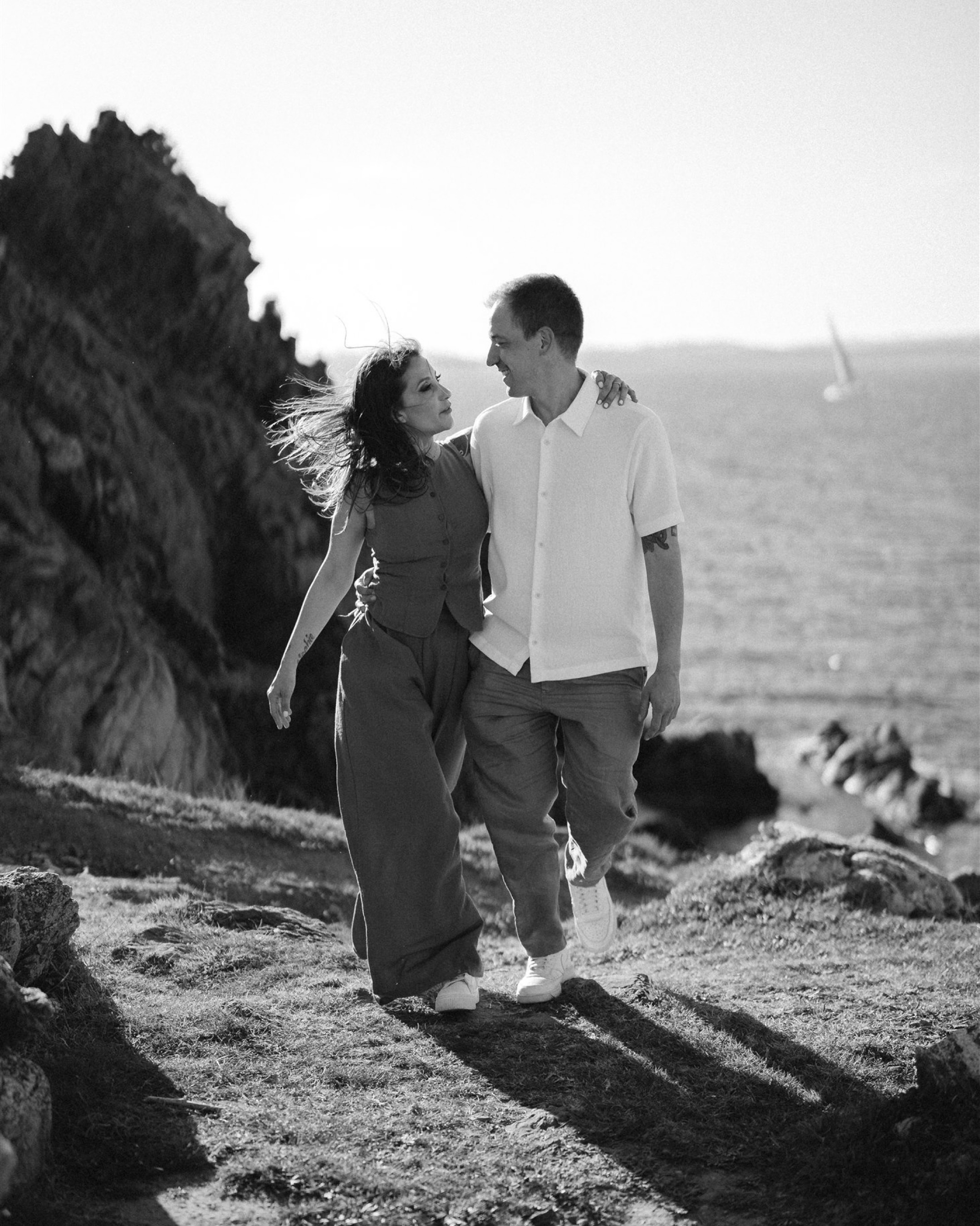 Una passeggiata, il mare, il sole che iniziava a scendere.
Abbiamo lasciato che il momento prendesse il suo ritmo.
Tra una risata, il vento, qualche secondo di silenzio, tutto è diventato naturale.
Ci sono giornate che riescono a lasciare una sensazione precisa, anche dopo tempo.
#engagement #wedding #weddinginspiration #weddingstories #weddingfilm