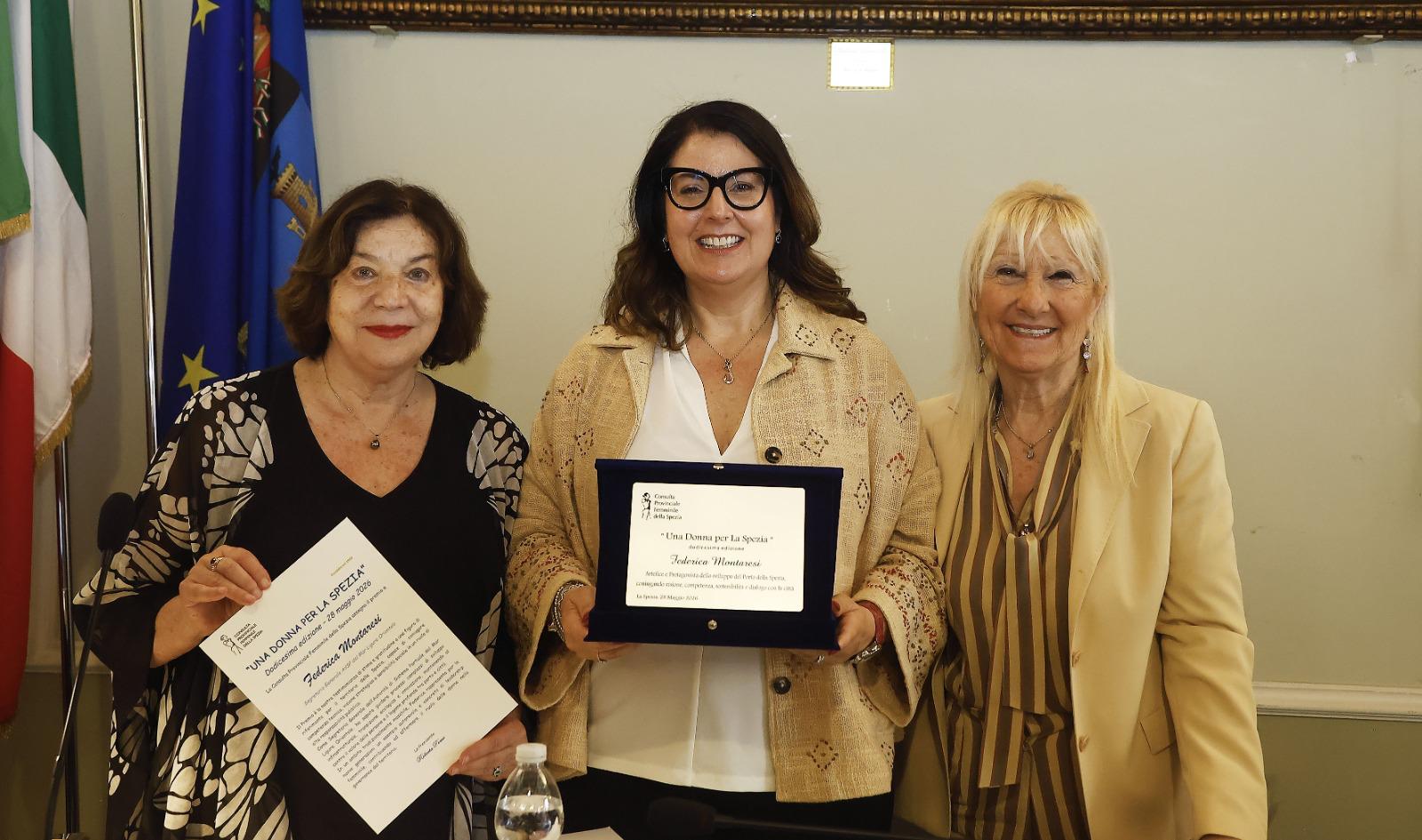 🇮🇹 Siamo orgogliose di congratularci con la nostra socia Federica Montaresi, insignita del premio “Una Donna per La Spezia”.
Un riconoscimento che premia il suo impegno, la sua professionalità e il contributo concreto offerto nel corso degli anni allo sviluppo e alla crescita del territorio.
Questo premio testimonia il valore di un percorso caratterizzato da competenza, visione e dedizione al servizio della comunità e del settore marittimo-portuale.
Complimenti Federica per questo importante traguardo!
#WISTAItaly #professionistedelmare
🇬🇧 We are proud to congratulate our member Federica Montaresi, who has been awarded the “Una Donna per La Spezia” prize.
This recognition celebrates her commitment, professionalism and valuable contribution to the development and well-being of the local community.
The award reflects a career distinguished by expertise, vision and dedication in serving both the community and the maritime-port sector.
Congratulations, Federica, on this well-deserved achievement!
#wistainternational #womenwhomovetheworld