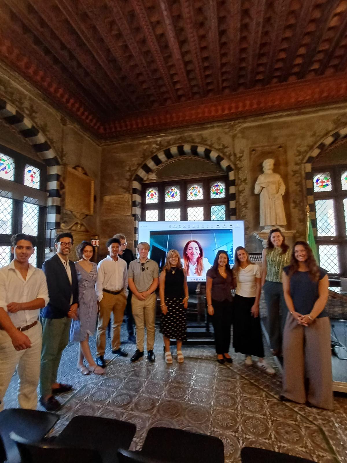 La nostra Vice Presidente Avv. Gabriella Reccia ha tenuto giovedì scorso un seminario su shipping law rivolto a un gruppo di studenti statunitensi della facoltà di Giurisprudenza in visita presso Palazzo San Giorgio a Genova.
L'iniziativa è stata organizzata dall' Autorità di Sistema Portuale del Mar Ligure Occidentale, rappresentata dal Dott. Leonardo Picozzi ed ha coinvolto diverse professioniste Wista per il secondo anno consecutivo.
Gabriella ha guidato i giovani studenti attraverso i principali aspetti legali e le maggiori sfide attuali nel settore del dry bulk.
Autorità di Sistema Portuale del Mar Ligure Occidentale e Wista Italy insieme per formare i professionisti del mare di domani ⚓️
#portsofgenoa #WISTAItaly #wistainternational #professionistedelmare