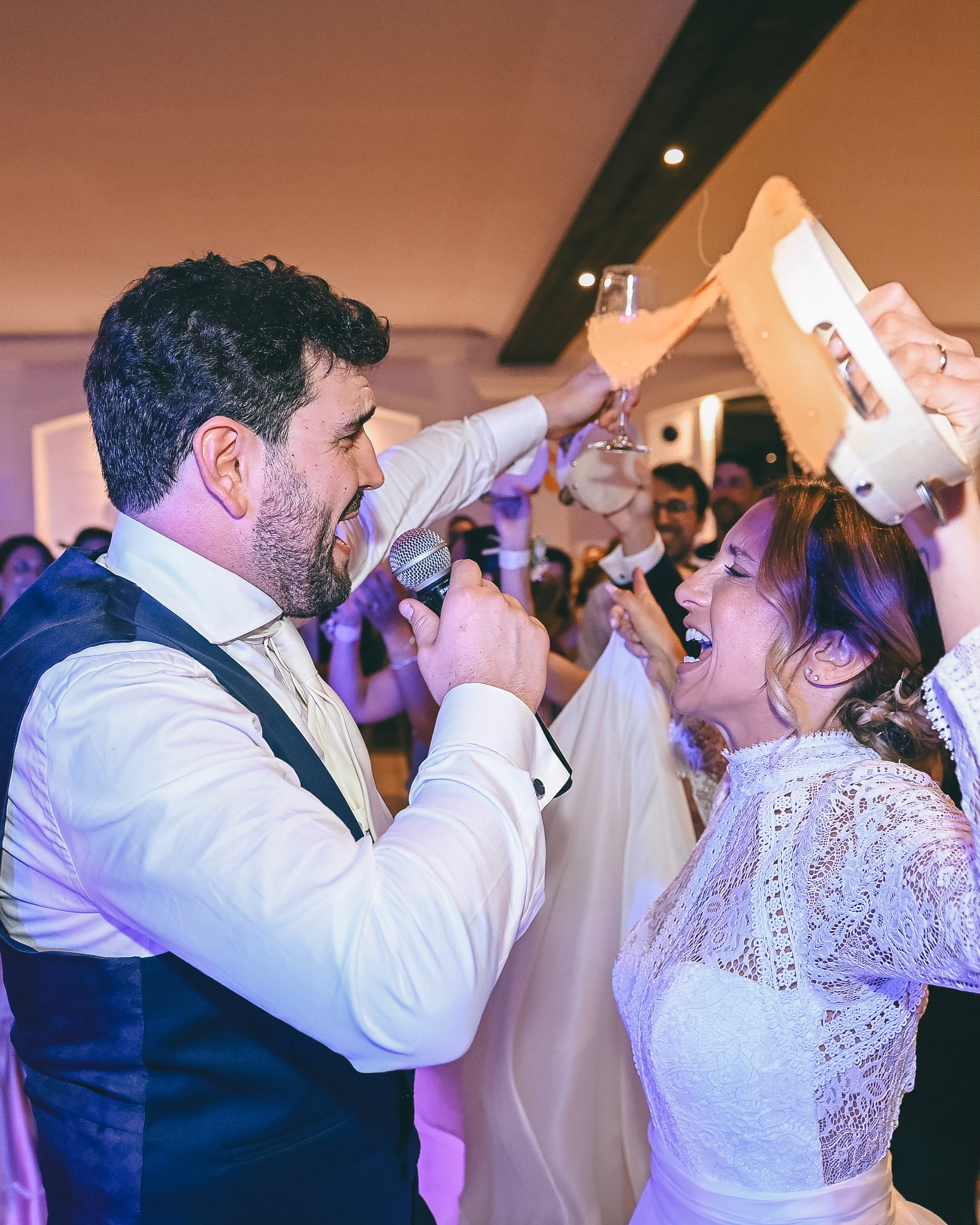 Ci sono fotografie che non si limitano a fermare un istante. Riescono a custodire un’emozione, così che possa essere rivissuta per tutta la vita. Mario e Laura, il vostro amore è fatto di quei sorrisi che non si possono mettere in posa, di quegli sguardi che nessun obiettivo può chiedere, ma solo avere la fortuna di incontrare. Grazie per avermi permesso di raccontare il primo capitolo del vostro per sempre. 🤍 @masseriamontalbano @marioconsales @lagabri