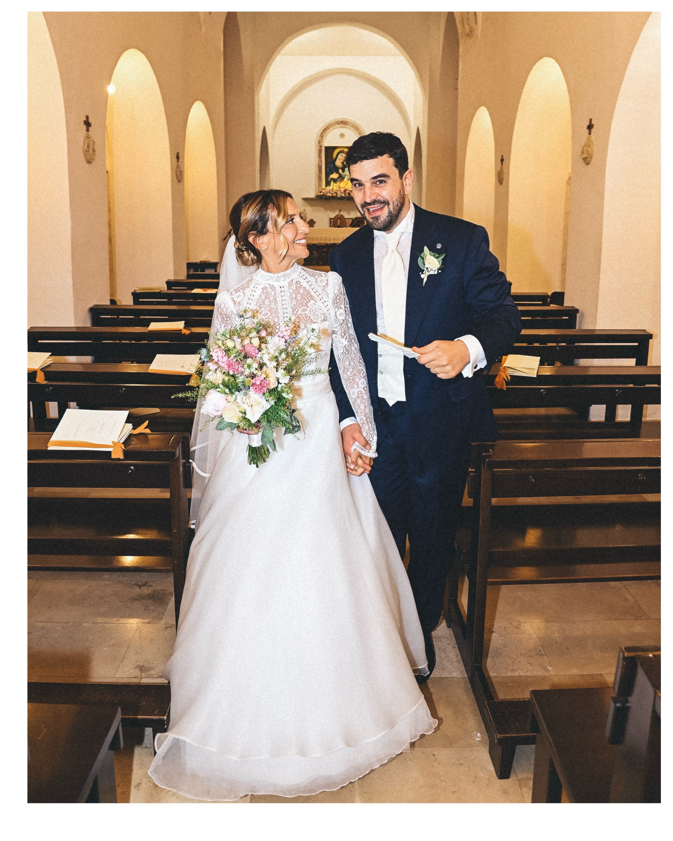 Ci sono fotografie che non si limitano a fermare un istante. Riescono a custodire un’emozione, così che possa essere rivissuta per tutta la vita. Mario e Laura, il vostro amore è fatto di quei sorrisi che non si possono mettere in posa, di quegli sguardi che nessun obiettivo può chiedere, ma solo avere la fortuna di incontrare. Grazie per avermi permesso di raccontare il primo capitolo del vostro per sempre. 🤍 @masseriamontalbano @marioconsales @lagabri