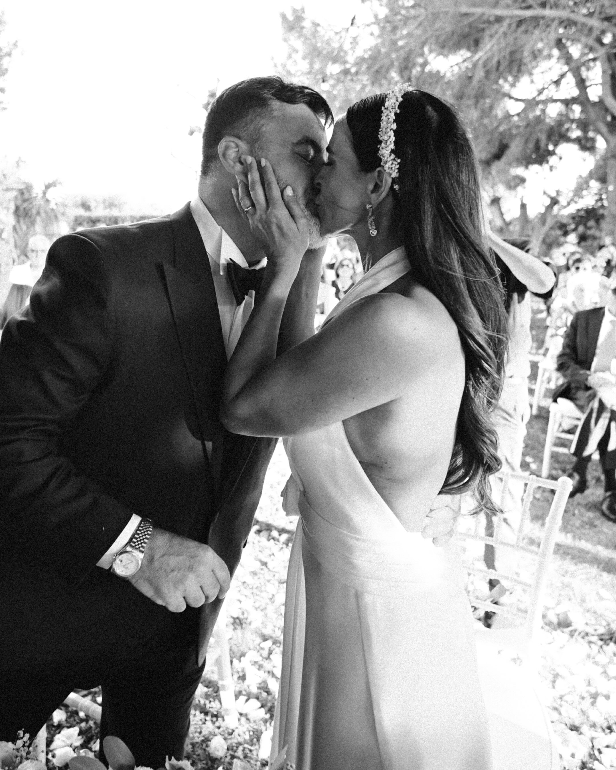 Un onore immenso aver raccontato il vostro giorno. 🤍
Un matrimonio straordinario, con oltre 400 invitati, dove ogni sorriso, ogni abbraccio e ogni emozione hanno dato vita a una festa indimenticabile. Non è stata solo la celebrazione di due persone che si amano, ma una vera festa condivisa con tutte le persone che vi vogliono bene.
Ogni dettaglio è stato curato con eleganza e passione, rendendo questa giornata unica e irripetibile.
Raccontare un evento di questa portata è una grande responsabilità. Essere scelti per custodire ricordi che accompagneranno una famiglia per tutta la vita è il privilegio più grande del nostro lavoro.
Un grazie speciale va anche al mio straordinario team, che con professionalità, passione e dedizione ha lavorato al mio fianco per raccontare ogni istante da ogni prospettiva. Senza di voi, tutto questo non sarebbe stato possibile. ❤️
Grazie agli sposi per la fiducia e per averci fatto sentire parte della vostra storia.
@tenutamoreno @idea_sposa @charme_parrucchieri
#Wedding #WeddingPhotography #DestinationWedding #ItalianWedding PugliaWedding TenutaMoreno FotografoMatrimonio WeddingDay LoveStory Brindisi Puglia WeddingTea