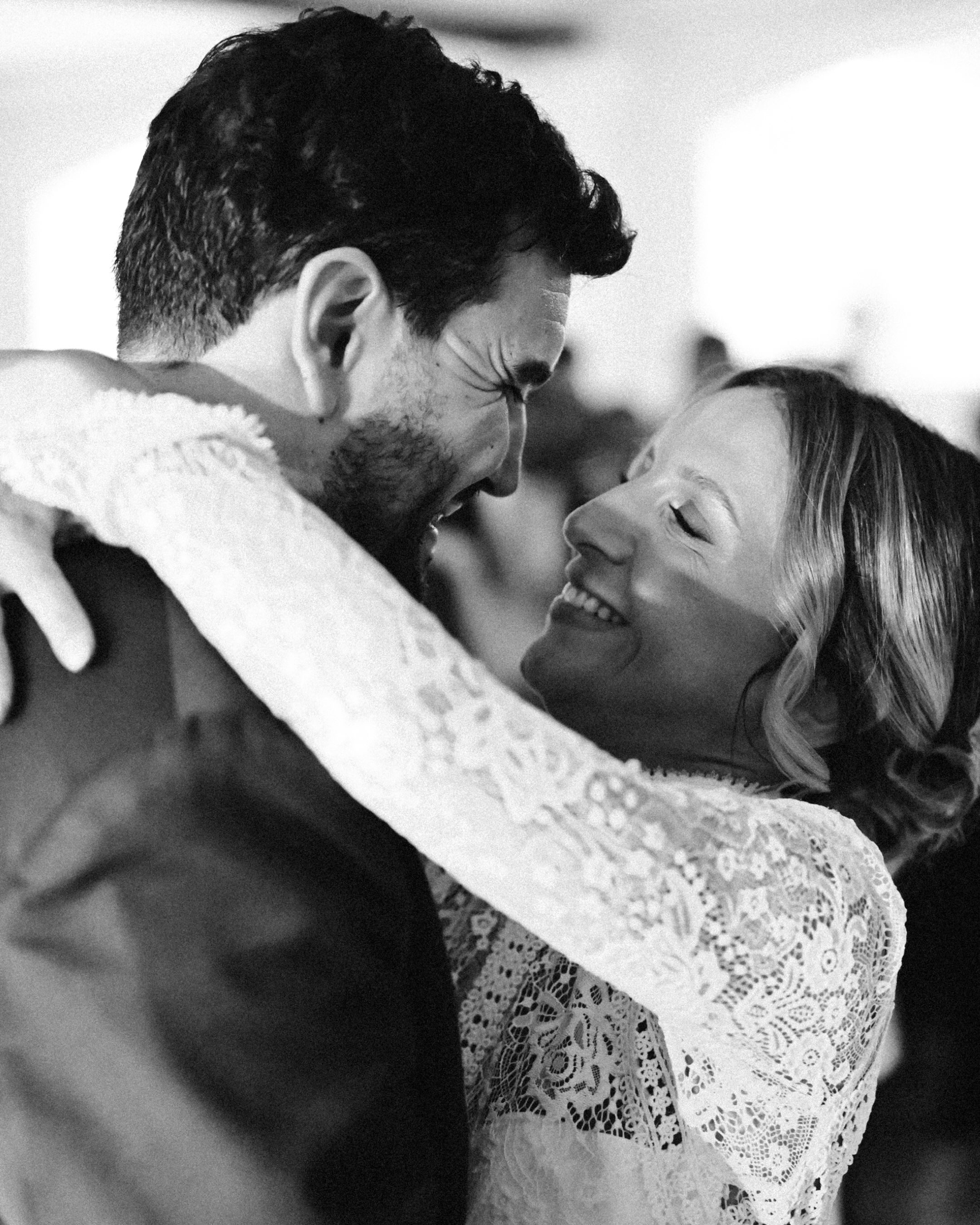Ci sono fotografie che non si limitano a fermare un istante. Riescono a custodire un’emozione, così che possa essere rivissuta per tutta la vita. Mario e Laura, il vostro amore è fatto di quei sorrisi che non si possono mettere in posa, di quegli sguardi che nessun obiettivo può chiedere, ma solo avere la fortuna di incontrare. Grazie per avermi permesso di raccontare il primo capitolo del vostro per sempre. 🤍 @masseriamontalbano @marioconsales @lagabri