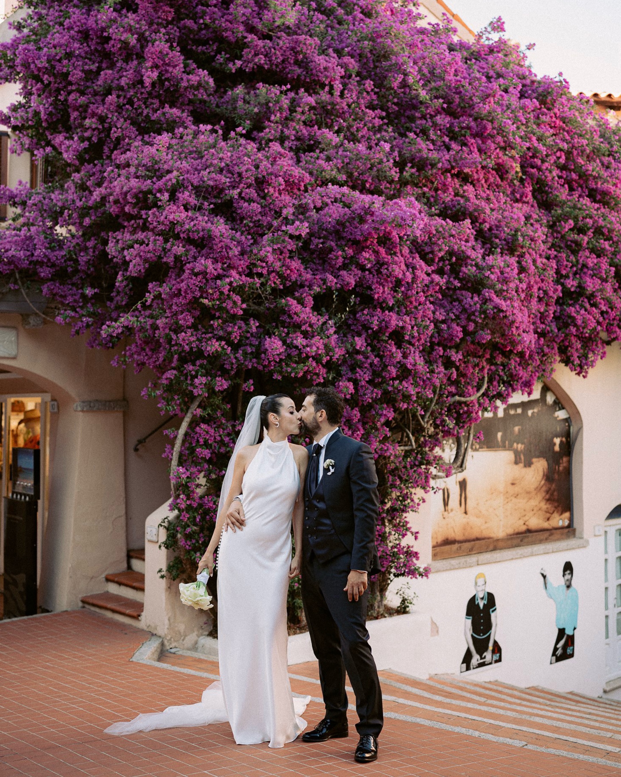 Un ritratto non deve necessariamente raccontare soltanto una persona.
Può raccontare una giornata, ciò che avete scelto per viverla, le persone che ne fanno parte e il luogo che avete scelto per accoglierle.
In questo matrimonio il mare è sempre vicino. Entra nella luce, accompagna i luoghi, fa parte del paesaggio e del ricordo di quella giornata.
Il mio modo di fotografare nasce da questo, documentare ciò che accade, ma anche interpretarlo attraverso ritratti, dettagli, spazi e prospettive diverse.
Perché quando penso al racconto di un matrimonio, penso sempre più a un suo ritratto.
Un ritratto fatto di tutto ciò che quel giorno vi appartiene.
Sposa @smulas21
Sposo @giuseppemolinas
Fiori @unmondodifiori
Location @hotelsporting
Abito sposa @ambrosiosposi_cerimonia
Video @emilianoriccardifilms
Make-up @valeriamakeupsardegna
Matrimonio in Sardegna
Matrimonio sul mare
Wedding Dress
Matrimonio a Porto Rotondo
Reportage Moderno
Allestimenti matrimonio
#wedding #weddinginspiration #weddingsardinia #costasmeralda #portorotondo