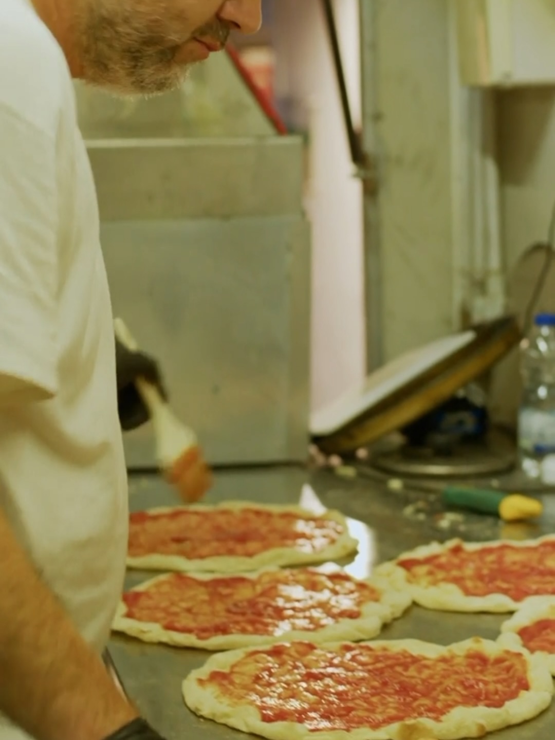 Il 29 agosto torna il nostro appuntamento di (quasi) fine estate: il CARROZZERIA ORFEO FARM PARTY 2026!
Nell’attesa, ripercorriamo con qualche immagine la festa dell’anno scorso.
Qui il programma di quest'anno:
🍕 dalle 19.30 – PIZZATA SULL’AIA
con BioPizza
ore 21.00 – FIGURINI
uno spettacolo di Mumble Teatro
di e con Marco Continanza e Davide Marranchelli
ore 22.15 – TRIO RISTOCCIA IN CONCERTO
Musica Folk miscelata da sonorità mediterranee
🎟 Ingresso 10 €
pizza e bevande escluse
📍 Corte Maddalena – Via Pilla 53, Curtatone (MN)
Prenotazione consigliata via WhatsApp al 349 1984615.
Ingresso fino a esaurimento posti.
Ci vediamo sull’aia. ❤️
Un evento promosso da CARROZZERIA ORFEO con il patrocinio del Comune di Curtatone in collaborazione con Mantua Farm School, BioPizz e Soc. Coop. Ippogrifo
Per il progetto 4DA, sostenuto da Fondazione Cariplo nell'ambito del programma "Valore della
Cultura".
#carrozzeriaorfeo #orfeofarmparty #farmparty
#mantova #teatro