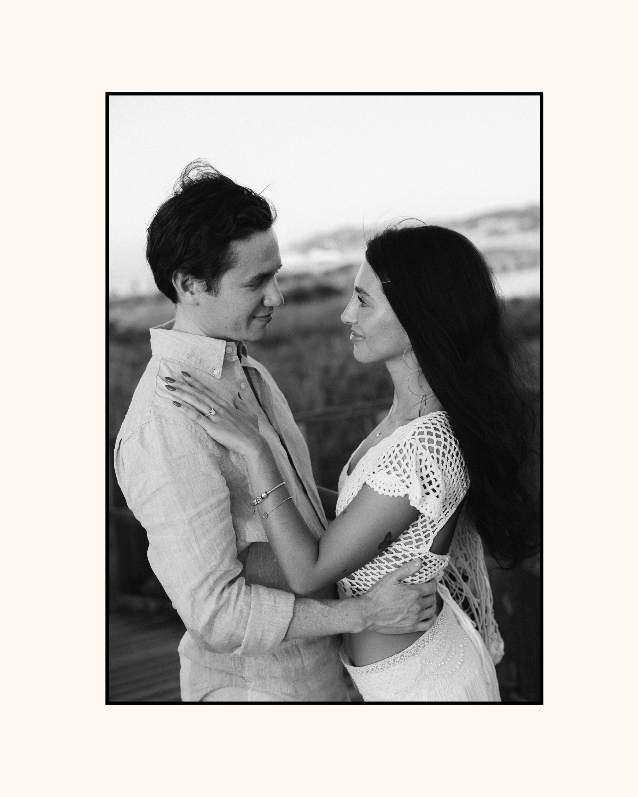 Ci sono luoghi che scegliamo per un momento preciso, senza sapere quanto diventeranno importanti.
Da quel giorno, tornare qui significherà ricordare molto di più di un tramonto.
Miguel e Carla
#engagement #proposal #propostadimatrimonio #sardiniaproposal #fotografosardegna
Proposta di matrimonio
Sardinia Proposal
Proposta al tramonto
Proposta in spiaggia
Fotografia di coppia