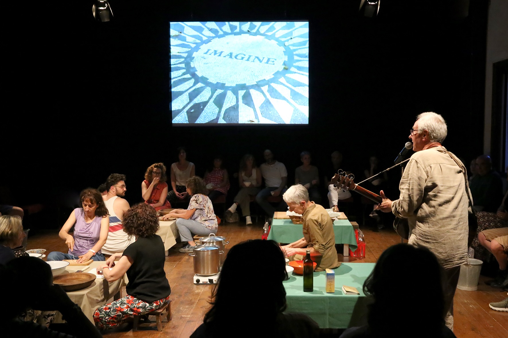 Questo weekend a Sala Maddalena arrivano gli attori-contadini più amati d’Italia.
Il 19 e 20 settembre ospitiamo il Teatro delle Ariette con NOI SIAMO UN MINESTRONE, il loro nuovo rito teatrale.
Due pentole al centro, il pubblico e gli attori tutto intorno. Si cucina, si mangia, si racconta, si sta insieme.
Un incontro, più che uno spettacolo.
Nell’ambito del progetto CANTI.CO, Carrozzeria Orfeo e la rete 4D Teatro presentano:
NOI SIAMO UN MINESTRONE
Teatro delle Ariette
-Sabato 19 settembre, ore 20.00 — con cena
-Domenica 20 settembre, ore 12.30 — con pranzo
📍 Sala Maddalena — Corte Maddalena, Via Pilla 53, Curtatone
🎟️ 20 € tutto compreso
I posti sono davvero pochi: 40 per replica.
Per prenotare: Luisa 349 198 4615
Il progetto CANTI.CO è promosso da MiC – Ministero della Cultura (FNSV, Progetti Speciali)
foto di Stefano Vaja
#teatro #mantova #carrozzeriaorfeo #teatrodelleariette