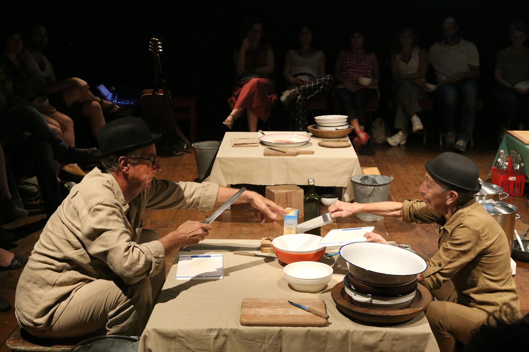 Questo weekend a Sala Maddalena arrivano gli attori-contadini più amati d’Italia.
Il 19 e 20 settembre ospitiamo il Teatro delle Ariette con NOI SIAMO UN MINESTRONE, il loro nuovo rito teatrale.
Due pentole al centro, il pubblico e gli attori tutto intorno. Si cucina, si mangia, si racconta, si sta insieme.
Un incontro, più che uno spettacolo.
Nell’ambito del progetto CANTI.CO, Carrozzeria Orfeo e la rete 4D Teatro presentano:
NOI SIAMO UN MINESTRONE
Teatro delle Ariette
-Sabato 19 settembre, ore 20.00 — con cena
-Domenica 20 settembre, ore 12.30 — con pranzo
📍 Sala Maddalena — Corte Maddalena, Via Pilla 53, Curtatone
🎟️ 20 € tutto compreso
I posti sono davvero pochi: 40 per replica.
Per prenotare: Luisa 349 198 4615
Il progetto CANTI.CO è promosso da MiC – Ministero della Cultura (FNSV, Progetti Speciali)
foto di Stefano Vaja
#teatro #mantova #carrozzeriaorfeo #teatrodelleariette