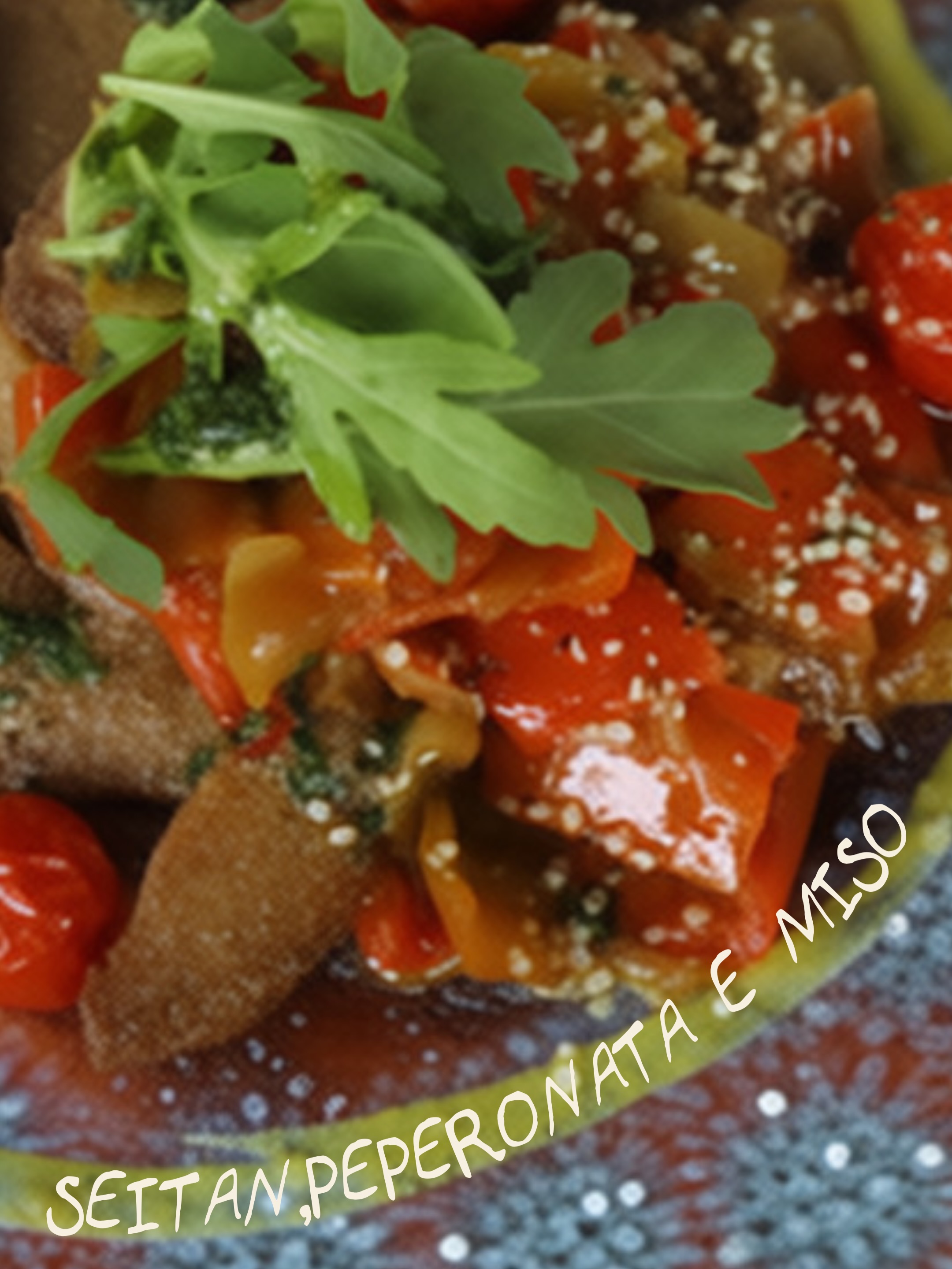 🌿 Tre secondi, tre personalità diverse.
Il tofu marinato con Tamari e aromi incontra crudità di stagione, olive e pomodorini: sapori intensi accompagnati dalla freschezza delle verdure.
Il cremoso di cannellini e Tahin viene completato da carote glassate e noci di Macadamia, giocando tra morbidezza, dolcezza e croccantezza.
Gli straccetti di seitan incontrano invece una peperonata al miso e semi di canapa: un piatto più deciso, aromatico e pieno di colore.
Tre modi diversi di portare al centro del piatto la cucina vegetale.
🌱 Materie prime biologiche, consistenze diverse e abbinamenti che seguono la stagione.
👉 Ti aspettiamo da Apritisesamo
📍 Piazza Rastelli 5/A, Parma