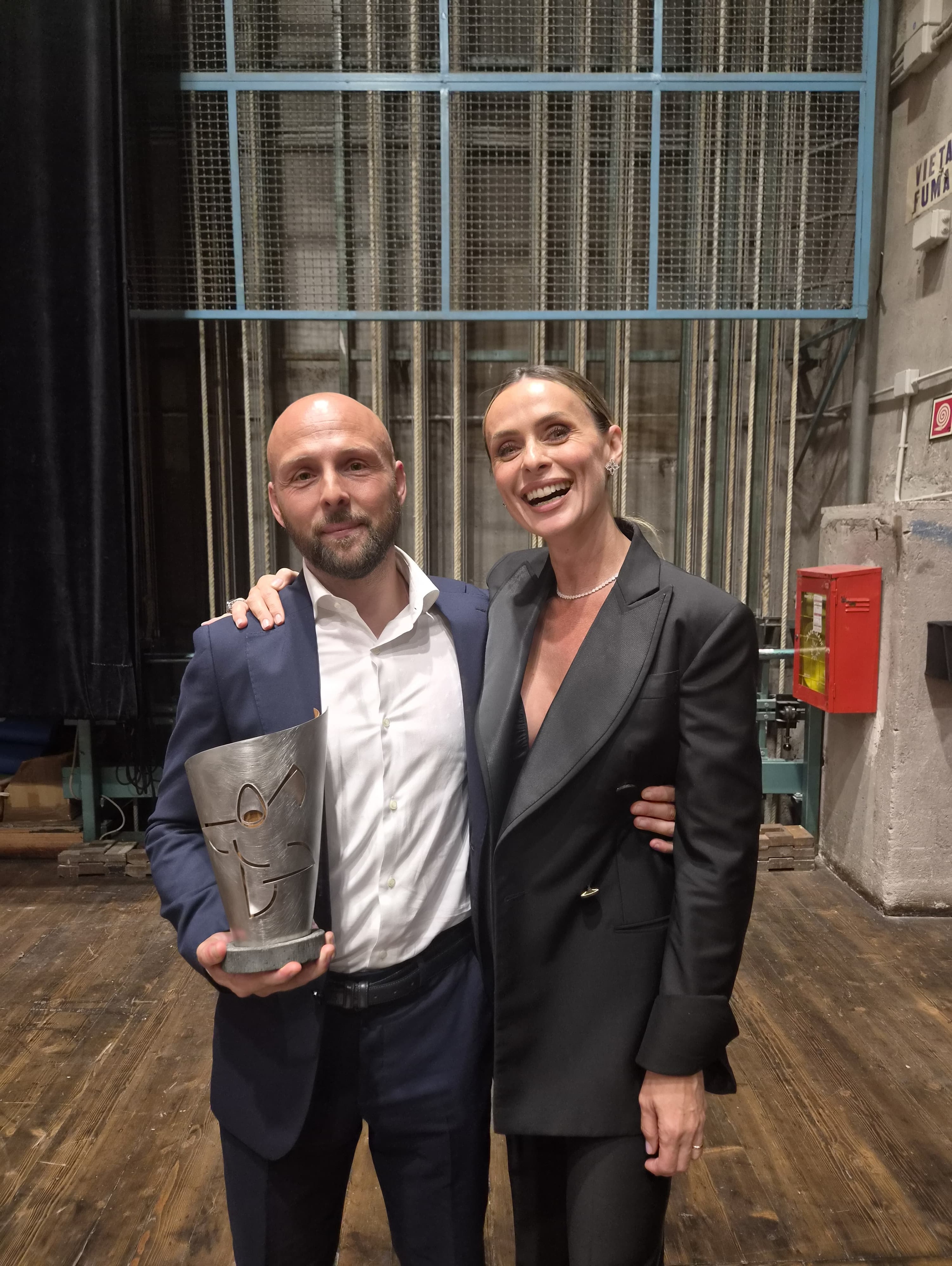 Premio a @diluca.gabriele come migliore autore di novità italiana, alle Maschere del Teatro Italiano, per "Misurare il salto delle rane".
Felicissimi!
Un grazie enorme a tutti i collaboratori che hanno contribuito alla realizzazione di questo spettacolo e ai nostri coproduttori, che hanno creduto nel progetto e lo hanno reso possibile. ❤
@teatrokismet @teatrostabileabruzzo @campaniateatrofestival @teatrodueparma @accademiaperduta
#teatro #mascheredelteatro #carrozzeriaorfeo