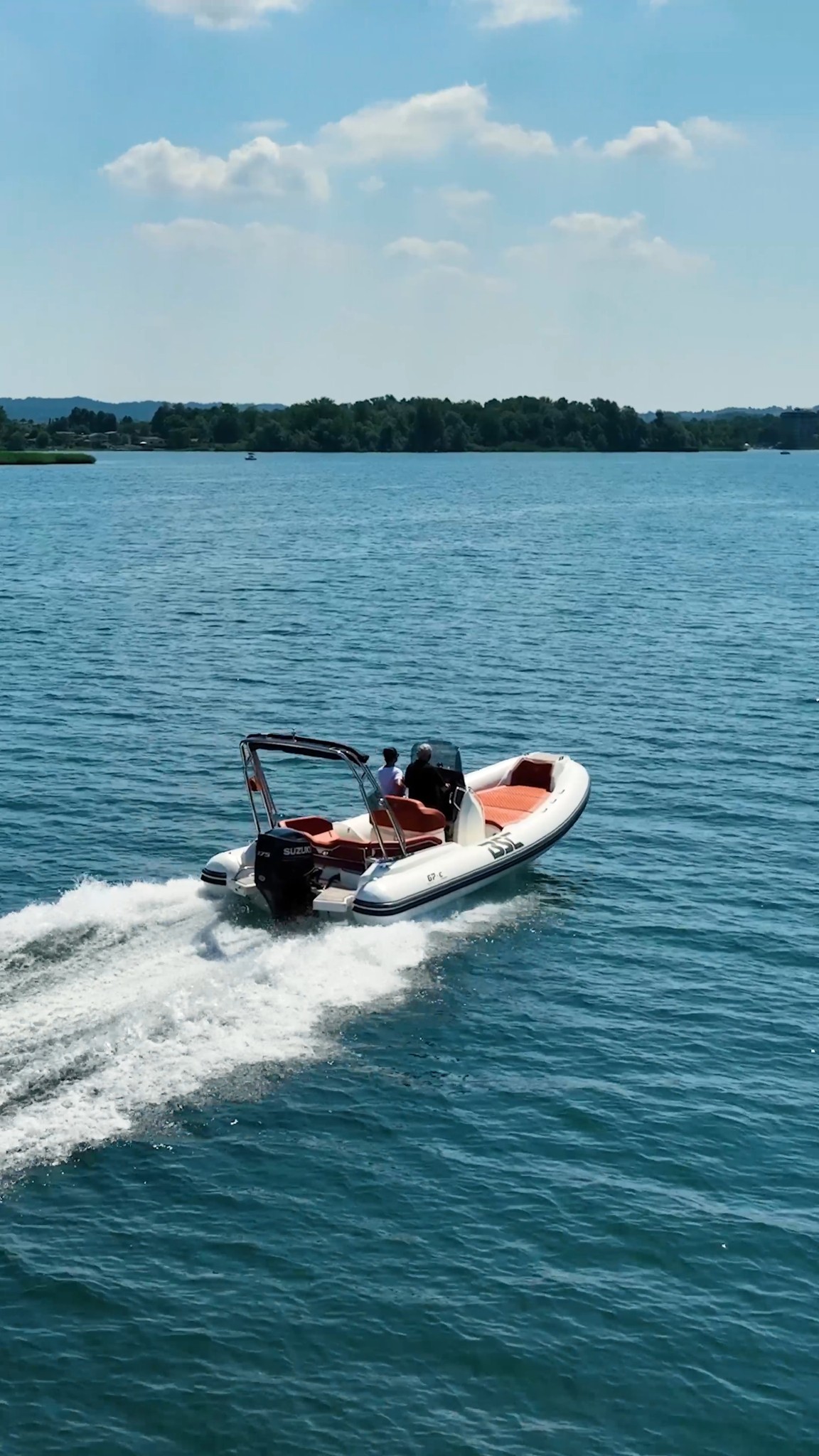 Dall’1 al 6 ottobre BSC ti aspetta al @salonenauticogenova! 🌊🤩
Ci troverai sia all’interno della fiera sia in banchina, pronti a farti scoprire i nostri modelli da vicino. Ci trovi:
🚤 Stand BB7, padiglione B Terreno con il BSC 50, il BSC 67 e il BSC B1
🎣 Banchina Marina, stand @suzuki_italia_marine con il nuovo B-Tec 79 fishing
⚓ Banchina Marina A, stand BSC con i modelli BSC 72 e 78
Non mancare, ti aspettiamo! 😉
---
From 1 to 6 October BSC awaits you at the Genoa Boat Show! 🌊🤩
You'll find us both inside the fair and on the dock, ready to let you discover our models up close. You find us:
🚤 Stand BB7, Hall B Ground with BSC 50, BSC 67 and BSC B1
🎣 Marina Dock, Suzuki Marine stand with the new B-Tec 79 fishing
⚓ Marina A dock, BSC stand with BSC models 72 and 78
Don't miss, we're waiting for you! 😉
#bscgommoni #bsccolzani #gommoni #salonenauticogenova #genoaboatshow #madeinitaly