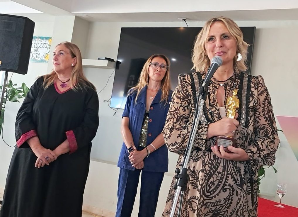 🇮🇹 Congratulazioni alla nostra socia Barbara Bonciani, premiata alla 35ª edizione degli Oscar Livornesi per il suo impegno nel dare voce e visibilità alle donne che lavorano nel settore portuale e marittimo.
A Barbara è stata assegnata la statuetta per aver ideato il progetto “Il porto delle donne” e per la pubblicazione del libro “Portuali e marittime, perché no? Il divario di genere nei porti italiani”, iniziative che hanno contribuito a portare l’attenzione sul tema della presenza femminile e delle pari opportunità nel nostro settore.
Un riconoscimento che Barbara ha voluto dedicare a tutte le donne che lavorano nei porti e nel comparto marittimo e a quelle che, con passione, determinazione e competenza, continuano a costruire il proprio percorso in un mondo ancora troppo spesso considerato maschile.
Da tutta WISTA Italy, complimenti Barbara per questo importante riconoscimento!
#wistaitaly #professionistedelmare
🇬🇧 Congratulations to our member Barbara Bonciani, who was honoured at the 35th edition of the Oscar Livornesi awards for her commitment to increasing the visibility and recognition of women working in the port and maritime sectors.
Barbara received the award for creating the “Il porto delle donne” (The Port of Women) project and for publishing her book “Portuali e marittime, perché no? Il divario di genere nei porti italiani”, initiatives that have helped bring greater attention to women’s participation and equal opportunities in our industry.
Barbara dedicated this recognition to all women working in ports and the maritime sector, as well as those who, with passion, determination and expertise, continue to pursue their careers in fields still too often perceived as predominantly male.
Congratulations from all of WISTA Italy on this important achievement!
#wistainternational #WomenWhoMoveTheWorld