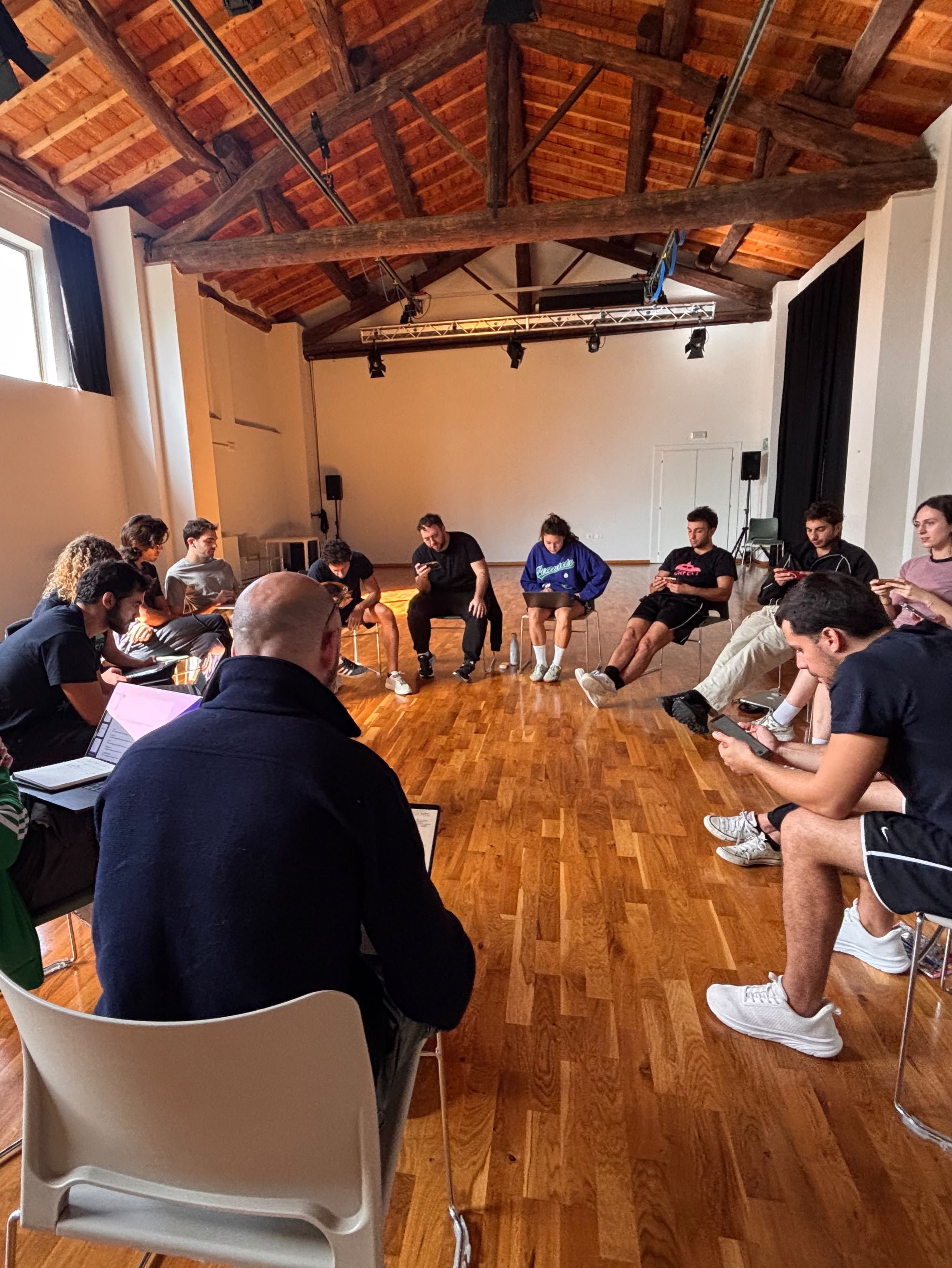 Prima settimana di Masterclass a Sala Maddalena.
Stiamo lavorando tanto sul training, attraversando alcune scene di Martin McDonagh, cercando relazioni, connessioni, ascolto e festeggiando qualche compleanno.
Alcune immagini di questi primi giorni insieme.
#masterclass #recitazione #carrozzeriaorfeo