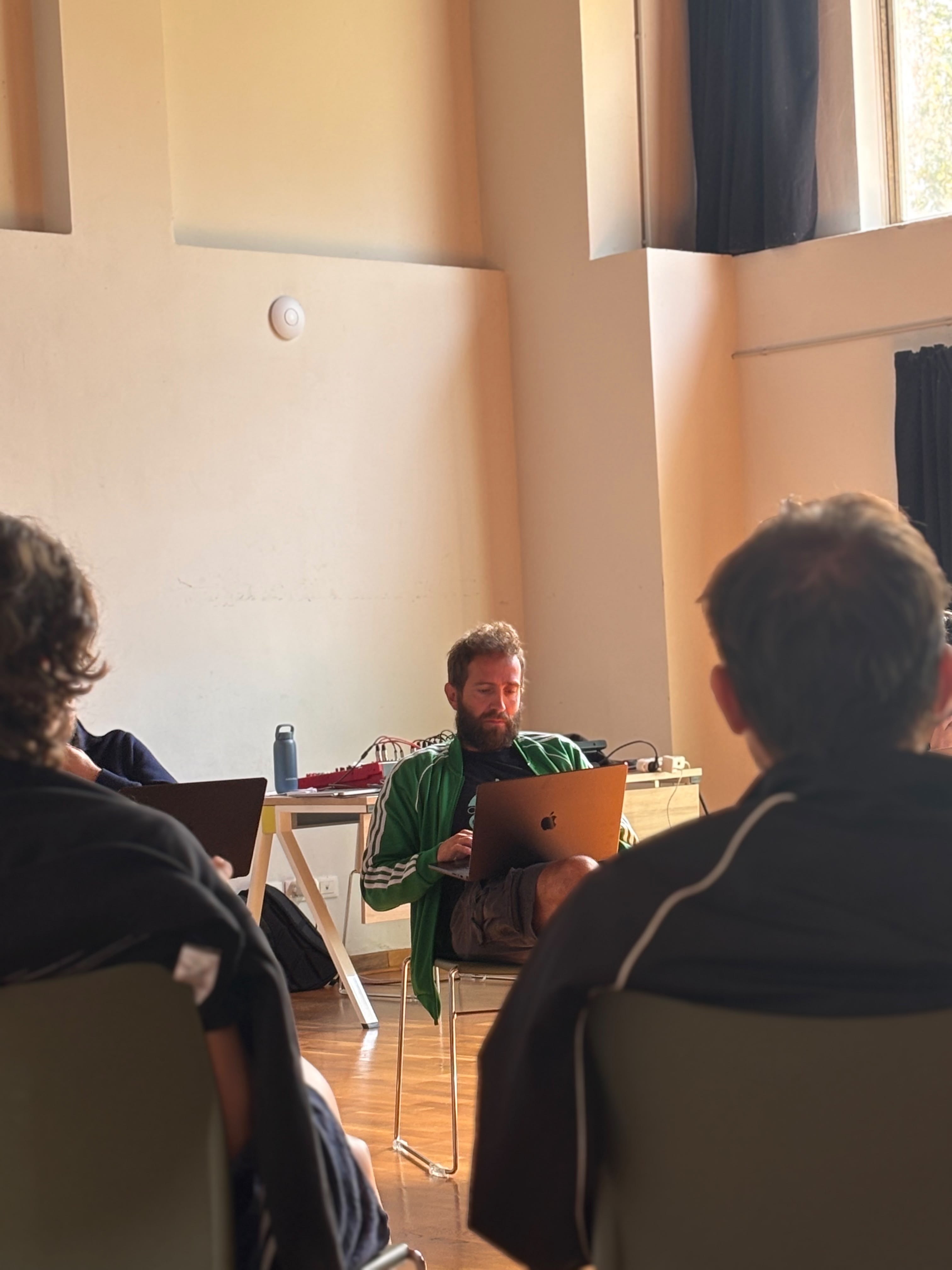 Prima settimana di Masterclass a Sala Maddalena.
Stiamo lavorando tanto sul training, attraversando alcune scene di Martin McDonagh, cercando relazioni, connessioni, ascolto e festeggiando qualche compleanno.
Alcune immagini di questi primi giorni insieme.
#masterclass #recitazione #carrozzeriaorfeo