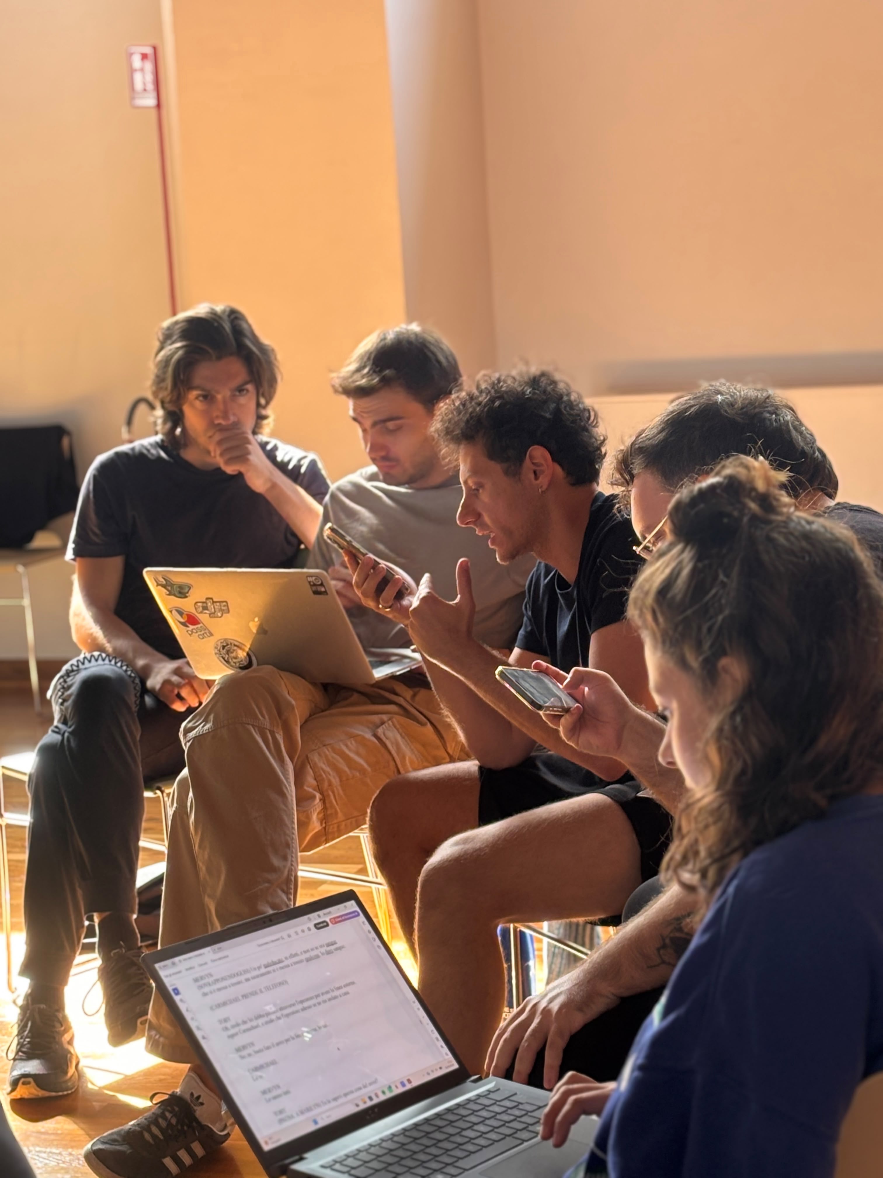 Prima settimana di Masterclass a Sala Maddalena.
Stiamo lavorando tanto sul training, attraversando alcune scene di Martin McDonagh, cercando relazioni, connessioni, ascolto e festeggiando qualche compleanno.
Alcune immagini di questi primi giorni insieme.
#masterclass #recitazione #carrozzeriaorfeo