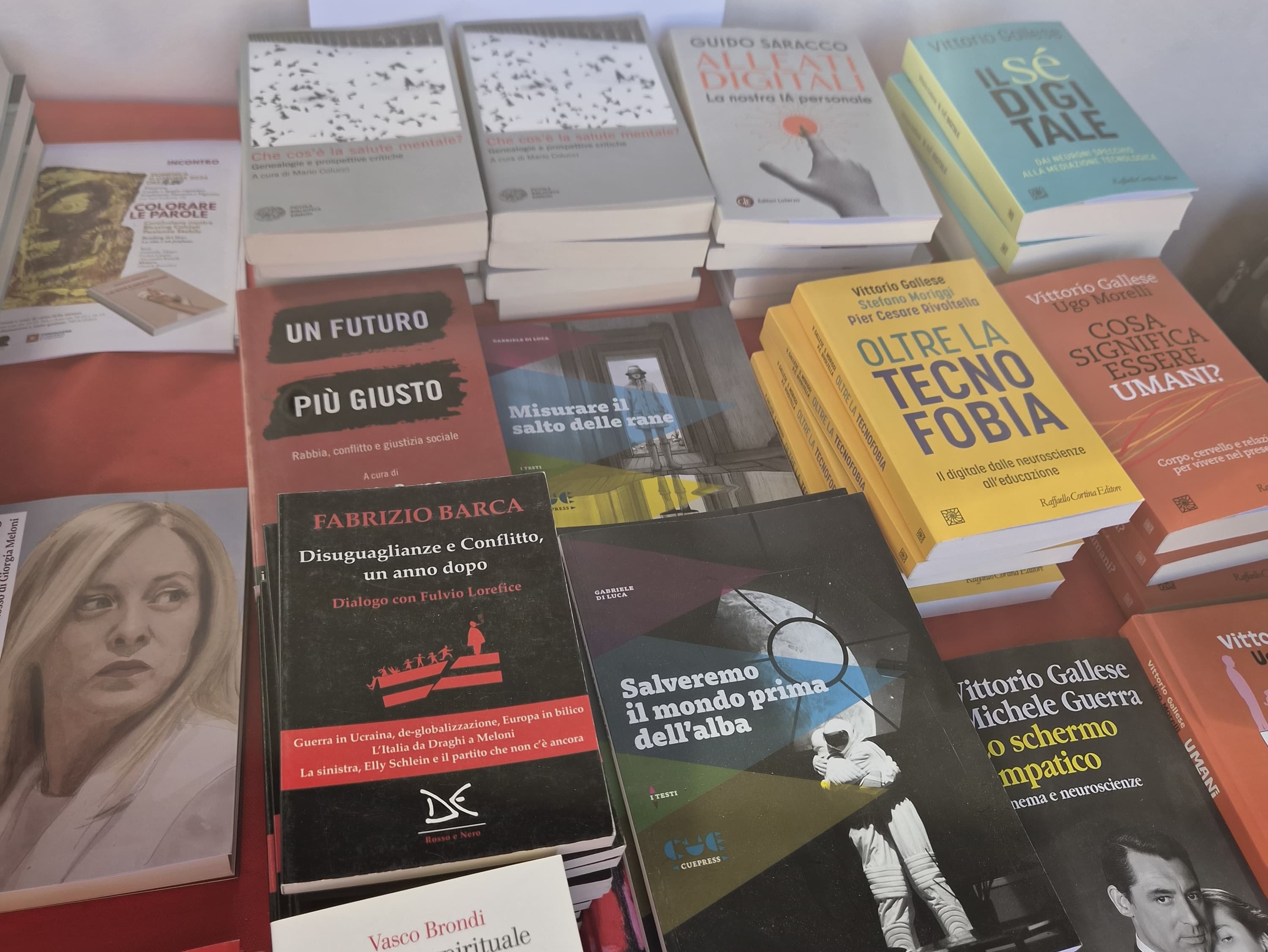 Ieri sera siamo stati ospiti del Festival del Pensare Contemporaneo, il festival di filosofia organizzato a Piacenza dal curatore @fusacchia , con la direzione filosofica di Andrea Colamedici e Maura Gancitano di @tlon.it , che ringraziamo di cuore per l’invito.
Insieme al maestro @gabrielevacis abbiamo esplorato il tema dell’incontro, “La nostra fame di narrazioni”, confrontandoci su teatro, scrittura, serialità televisiva, mito, intelligenza artificiale, social network e futuro.
Un grazie a @sabinaminardi , caporedattrice de @espressosettimanale , per aver moderato l’incontro.
@festivalpensarecontemporaneo
