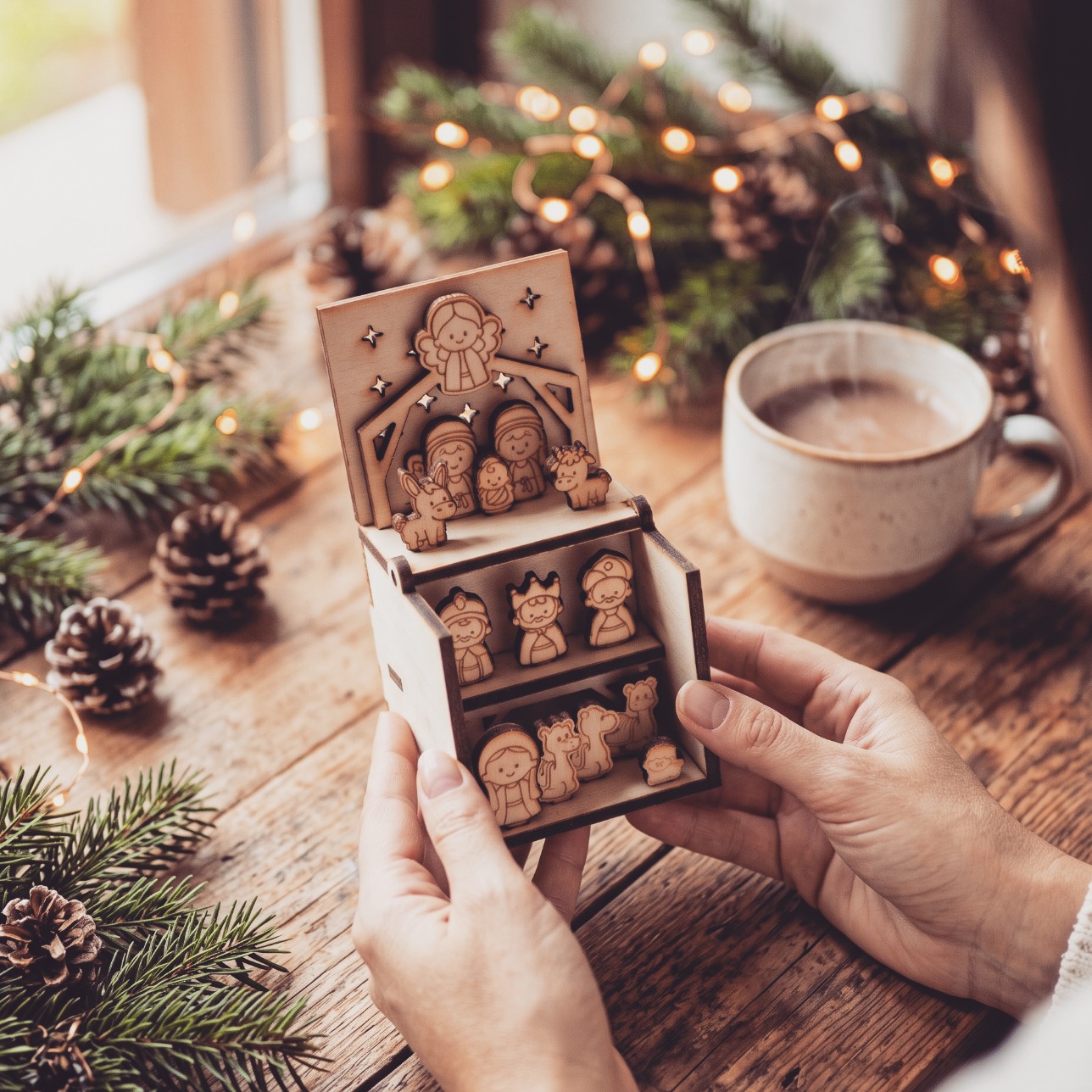 Tutta la magia del Natale racchiusa in una piccola scatola di legno ✨🪵
Un mini presepe artigianale, curato in ogni dettaglio: dalla capanna con la Natività ai Re Magi e i pastori, finemente intagliati per scaldare il cuore e portare l'atmosfera natalizia ovunque tu voglia. Un'idea regalo unica, poetica e senza tempo, perfetta per decorare un angolo speciale di casa o da portare sempre con sé.
🤎 Realizzato in legno naturale
📦 Compatto e richiudibile nella sua scatolina decorata a stelle
👉 Scrivici in privato per info! 💌
#PresepeInLegno #Artigianato #Natale #MagiaDelNatale #IdeeRegaloNatale #HomeDecor #PresepeHandmade #atmosferanatalizia