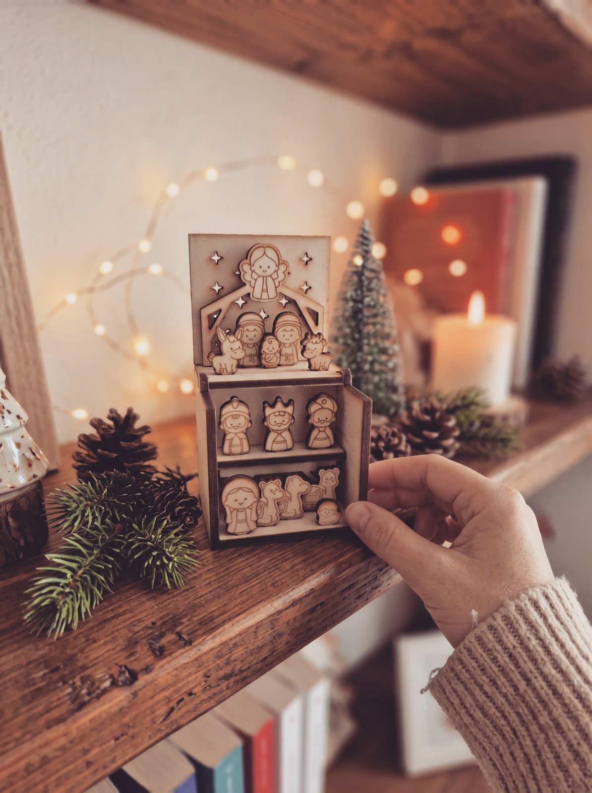 Tutta la magia del Natale racchiusa in una piccola scatola di legno ✨🪵
Un mini presepe artigianale, curato in ogni dettaglio: dalla capanna con la Natività ai Re Magi e i pastori, finemente intagliati per scaldare il cuore e portare l'atmosfera natalizia ovunque tu voglia. Un'idea regalo unica, poetica e senza tempo, perfetta per decorare un angolo speciale di casa o da portare sempre con sé.
🤎 Realizzato in legno naturale
📦 Compatto e richiudibile nella sua scatolina decorata a stelle
👉 Scrivici in privato per info! 💌
#PresepeInLegno #Artigianato #Natale #MagiaDelNatale #IdeeRegaloNatale #HomeDecor #PresepeHandmade #atmosferanatalizia